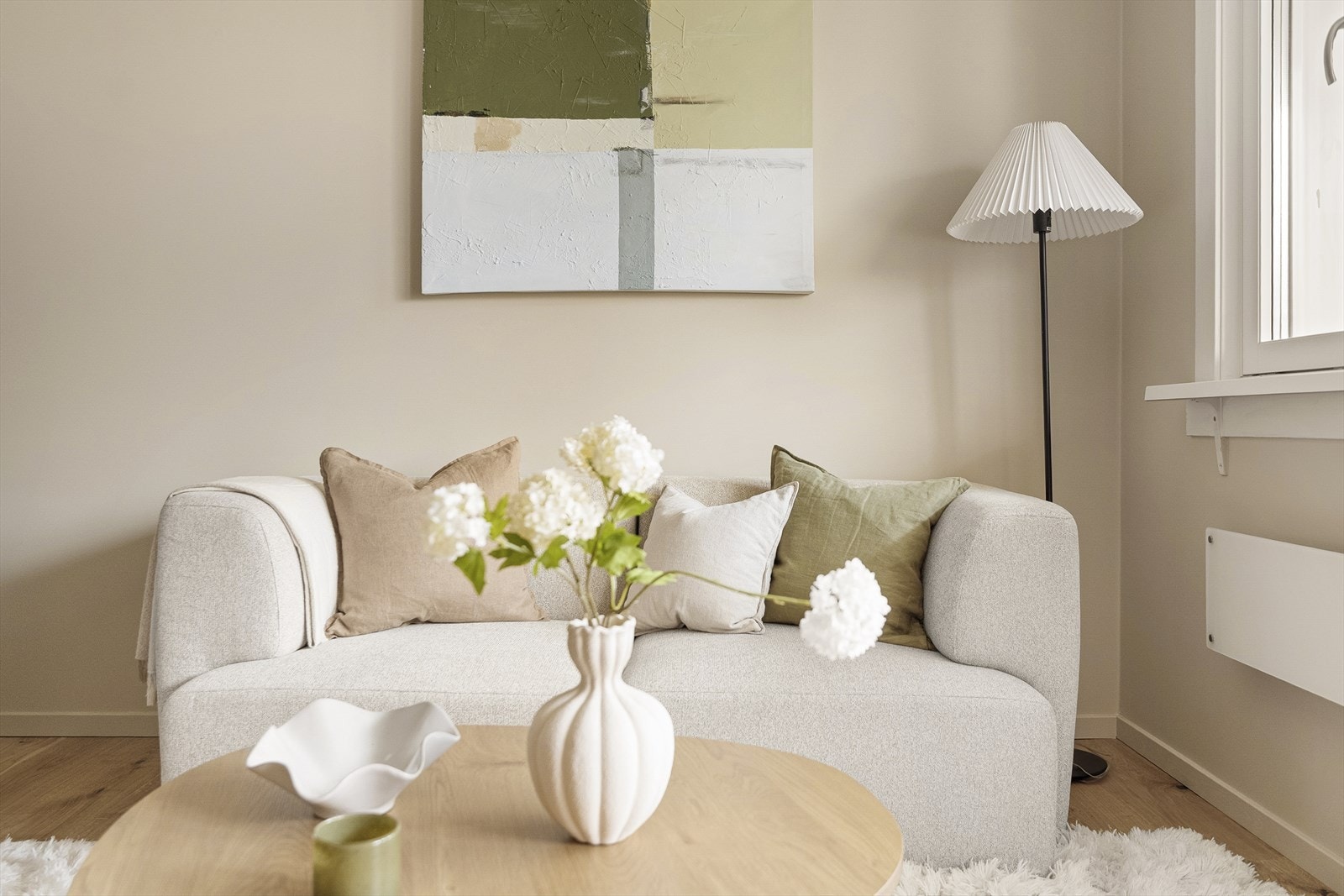 Leiligheten fremstår meget stilren. Galleribilde