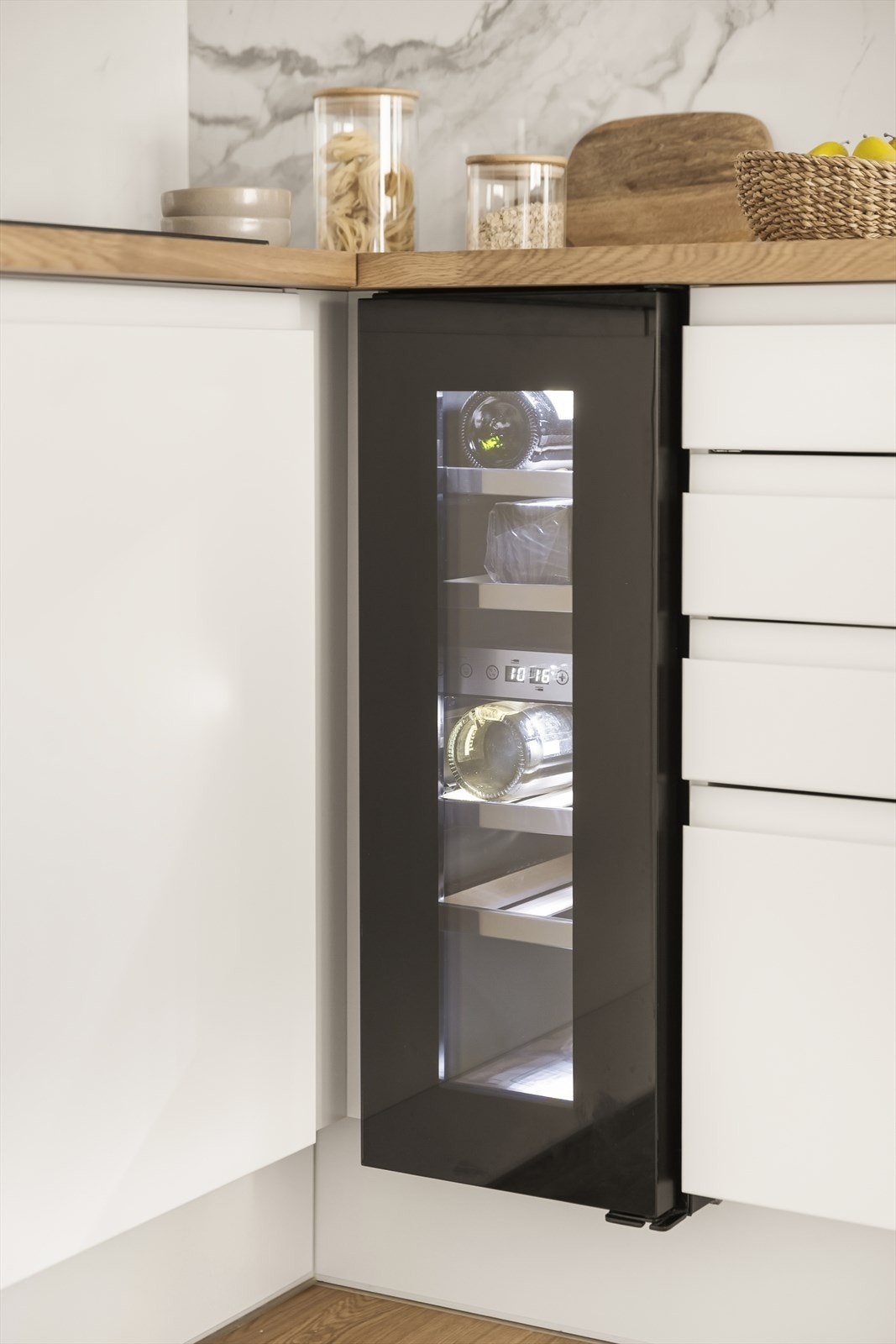 Kjøkkenet er også utstyrt med en vinskap. Galleribilde