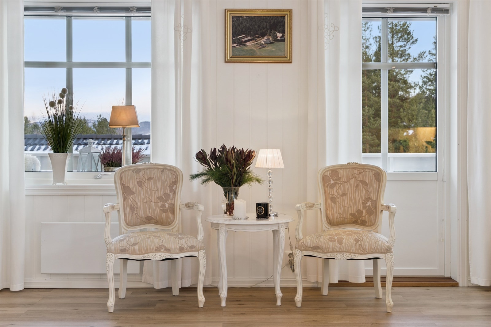 Fra stuen er det utgang til en overbygget veranda med fine utsiktsforhold. Galleribilde