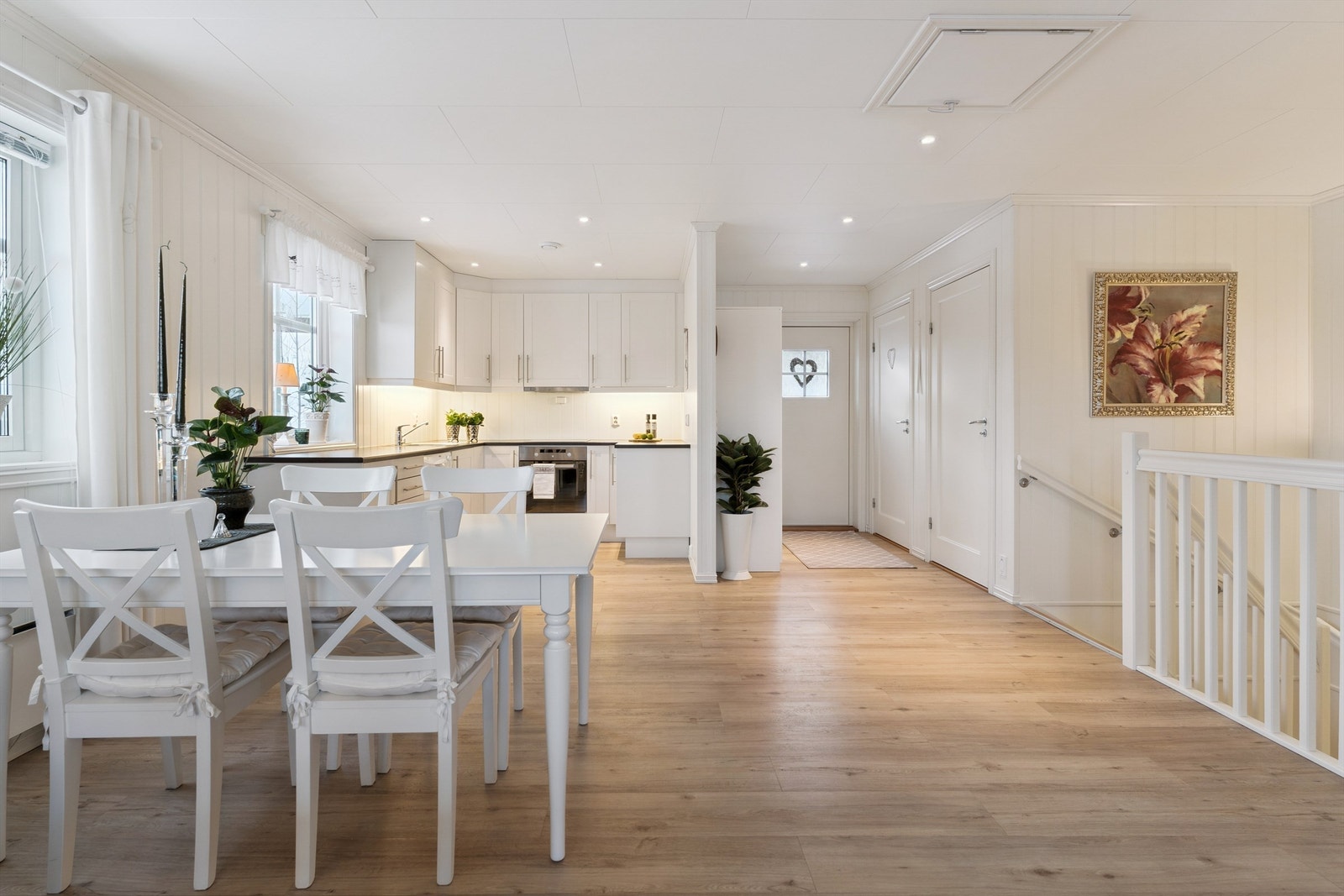 Spisestuen fungerer som et naturlig bindeledd mellom kjøkkenet og stuen. Galleribilde