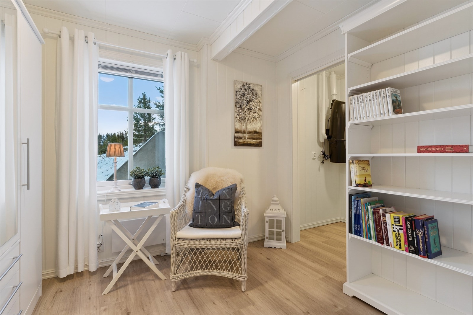 Etasjen har tre romslige soverom, alle med god plass til seng og oppbevaring. Galleribilde