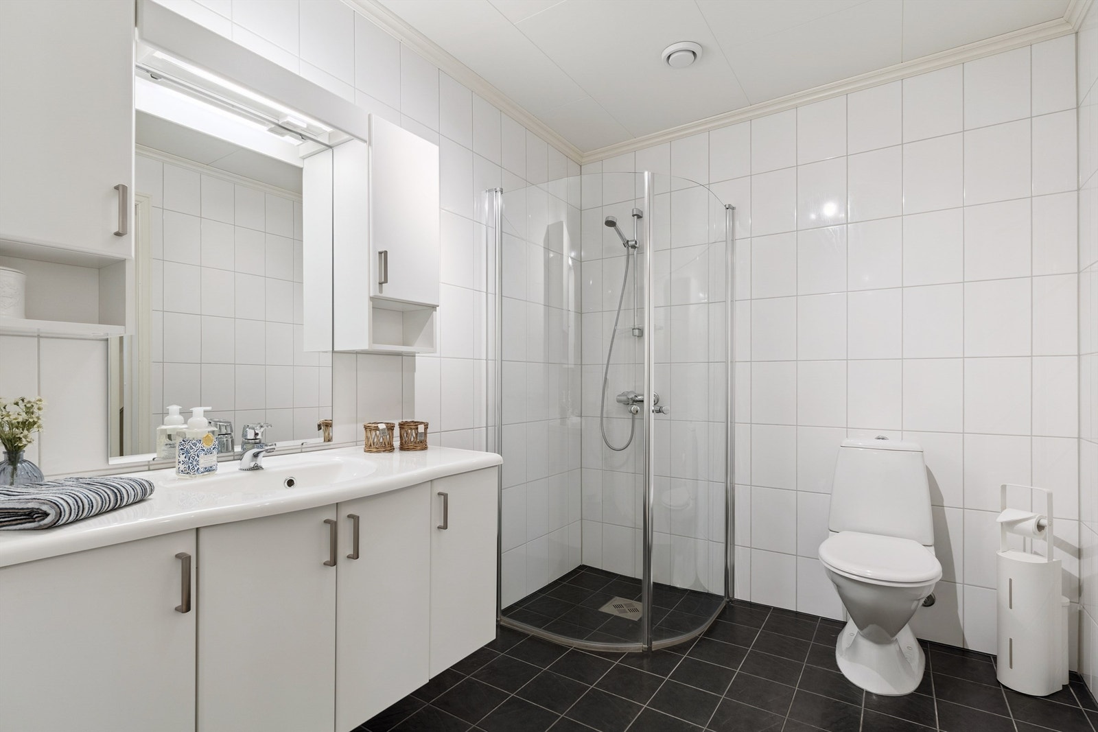 Romslig og helfliset bad med elektriske varmekabler i gulvet. Galleribilde