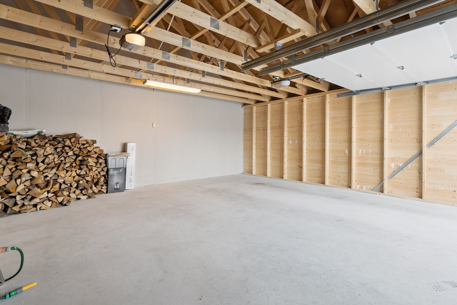 Dobbelgarasje med leddporter og portåpnere gir rikelig med plass for bilene. Galleribilde