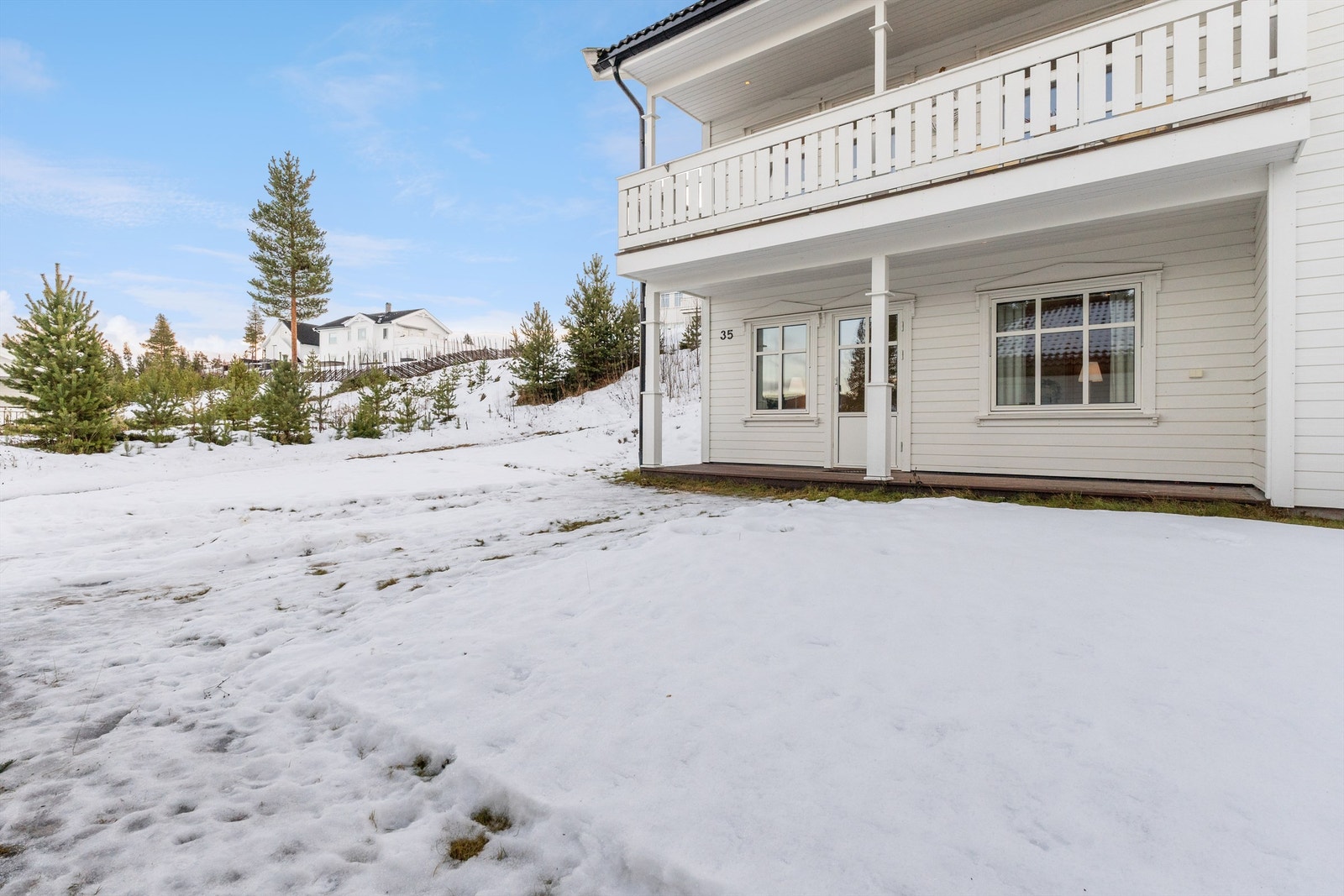 Uteområde på bakkeplan med adkomst fra soverommet i underetasjen. Galleribilde