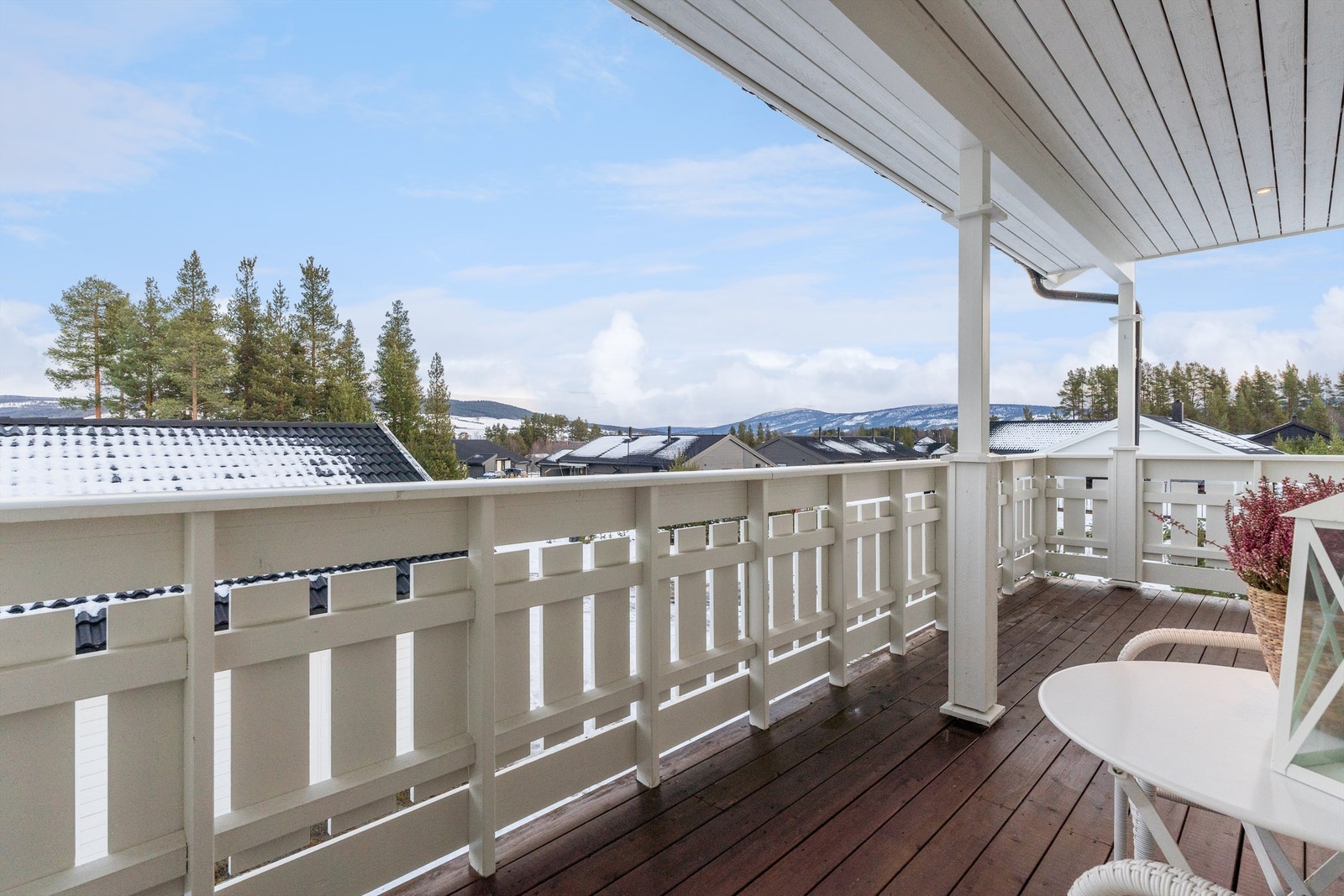 Den overbygde verandaen på til sammen 22 m² har god plass til en sittegruppe. Galleribilde