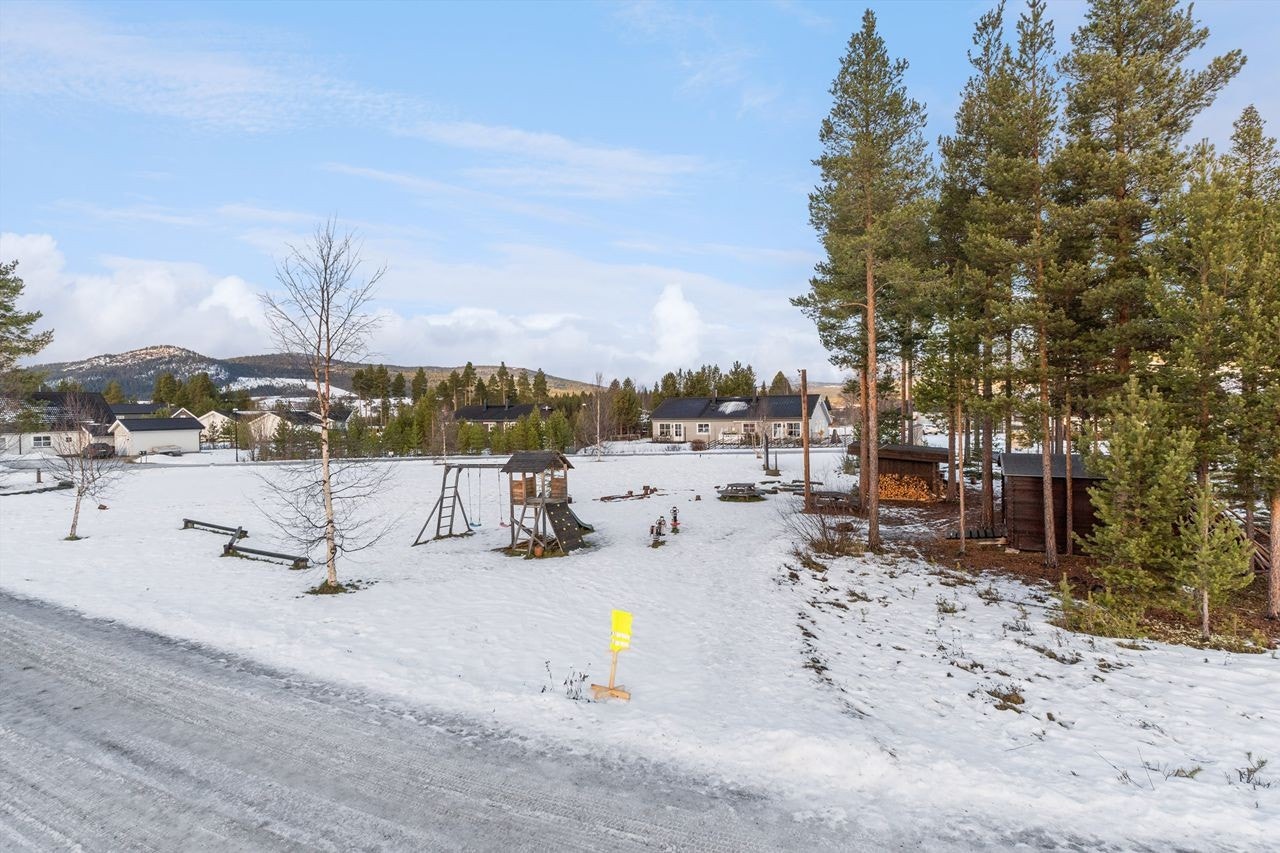 I nærområdet finnes balløkke og lekeapparater. Galleribilde