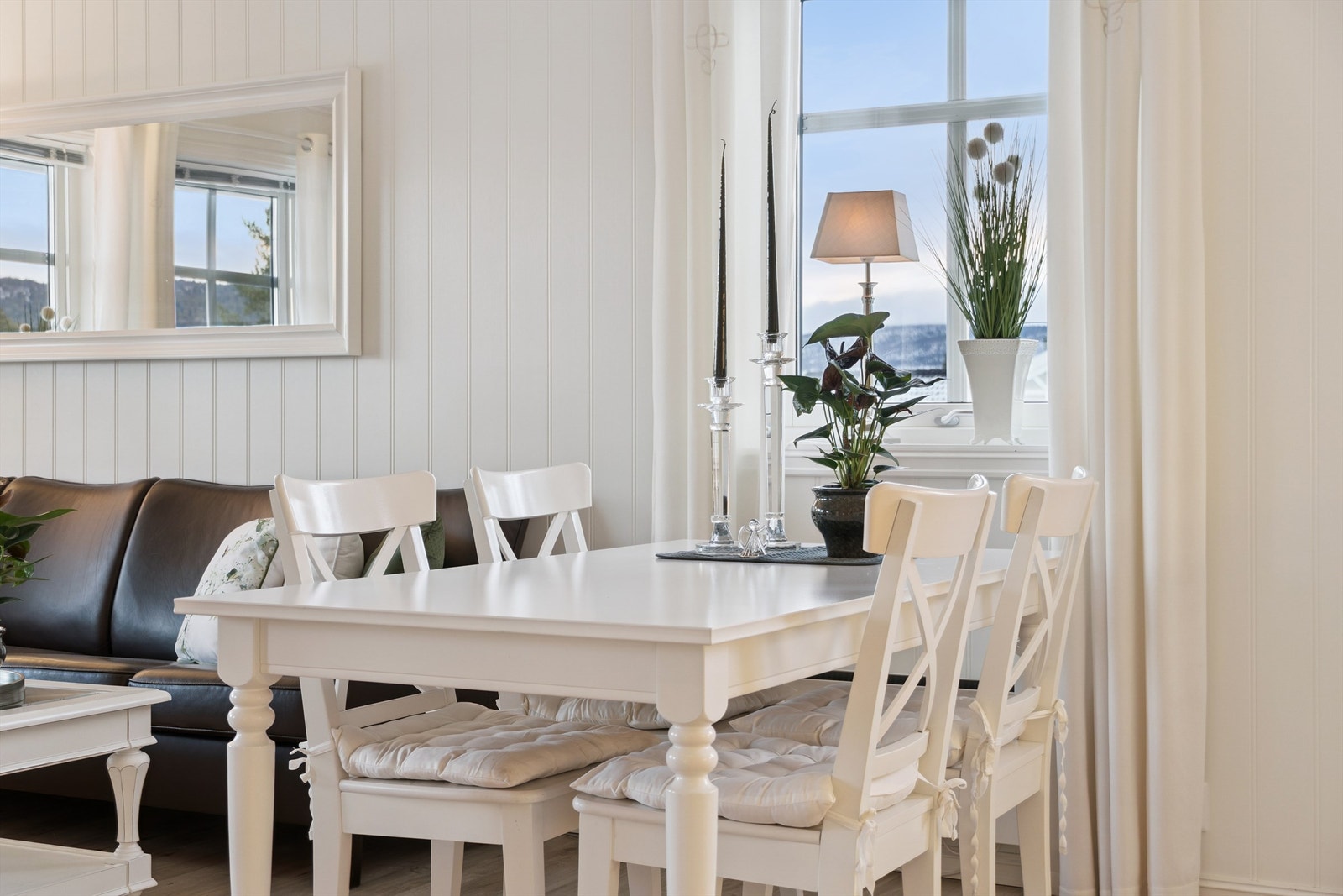 Her er det god plass for måltider med familie og venner. Galleribilde