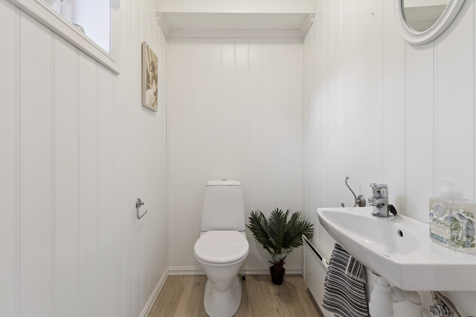 Toalettrom i hovedetasjen, funksjonelt innredet med toalett og servant. Galleribilde