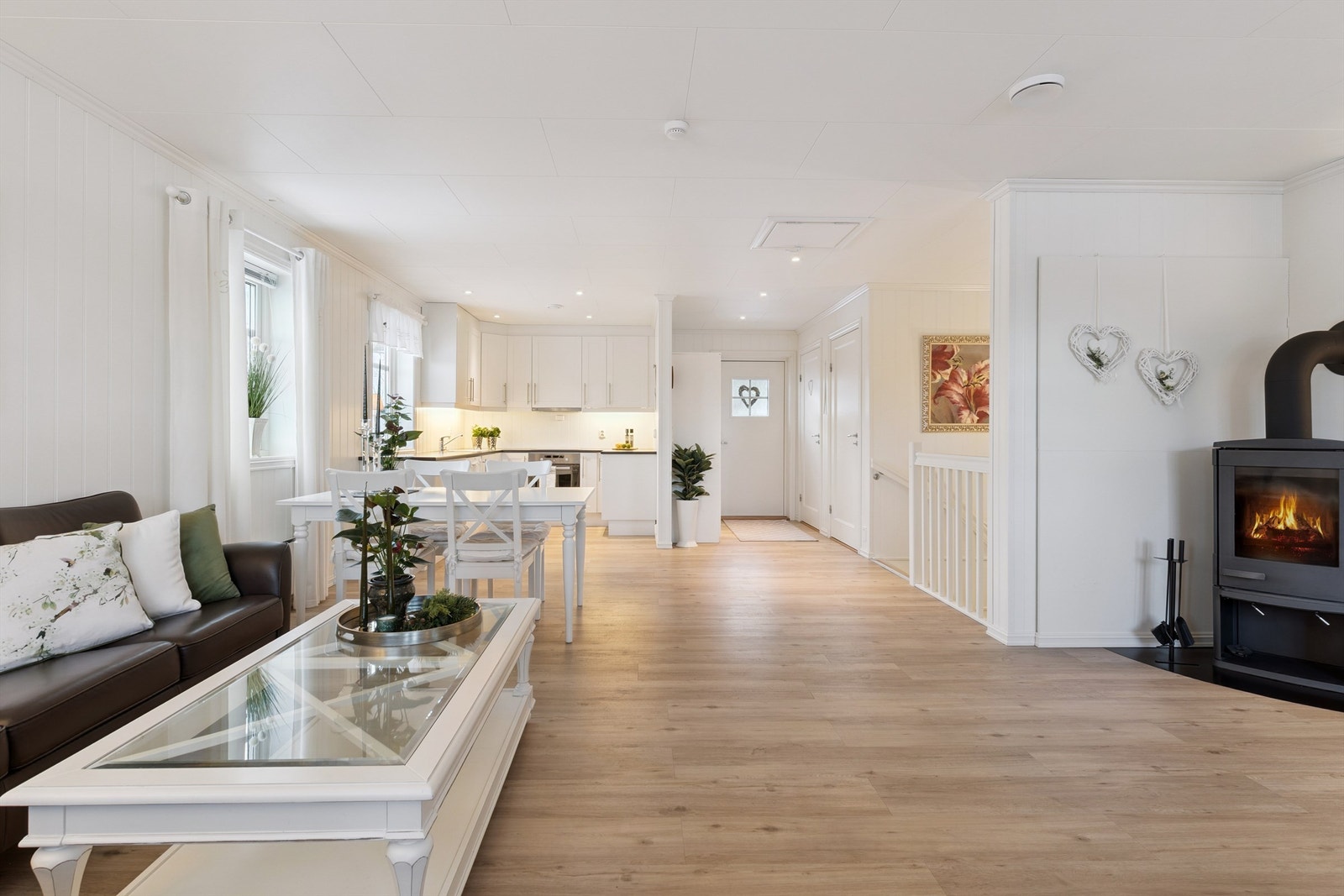 Den åpne løsningen mellom stue og kjøkken skaper en luftig og sosial atmosfære. Galleribilde