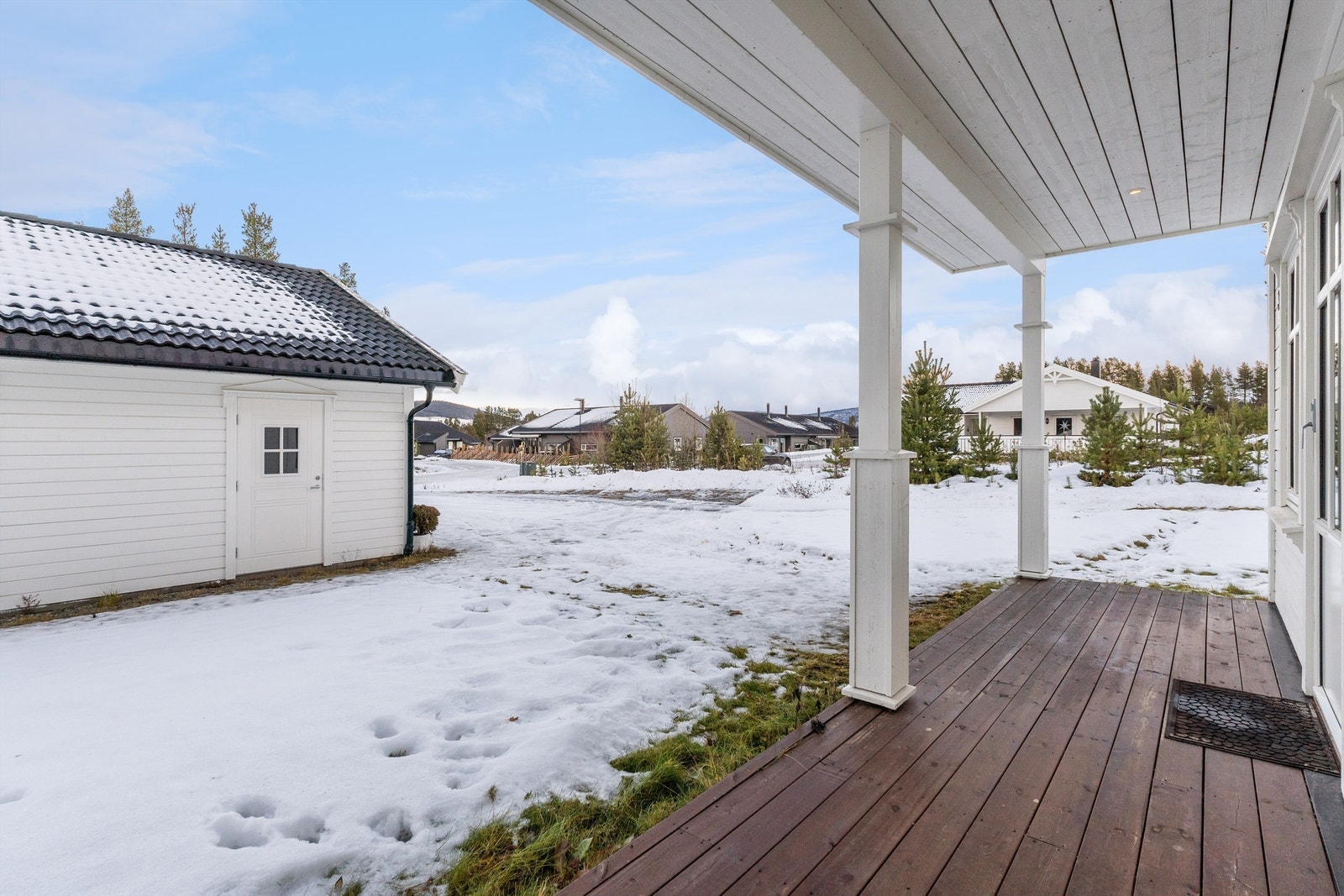 Den overbygde delen ved underetasjen gir ly for uteplassen. Galleribilde