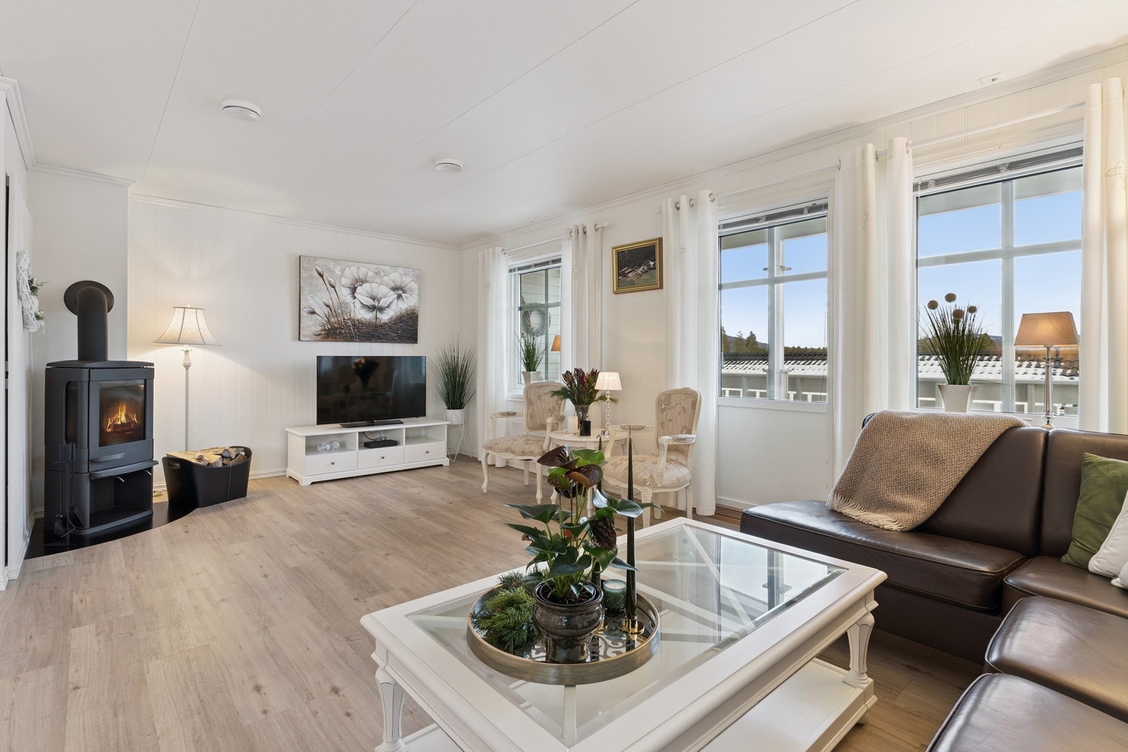 Flere vinduer (3-lags glass) gir godt med dagslys i oppholdsrommet. Galleribilde