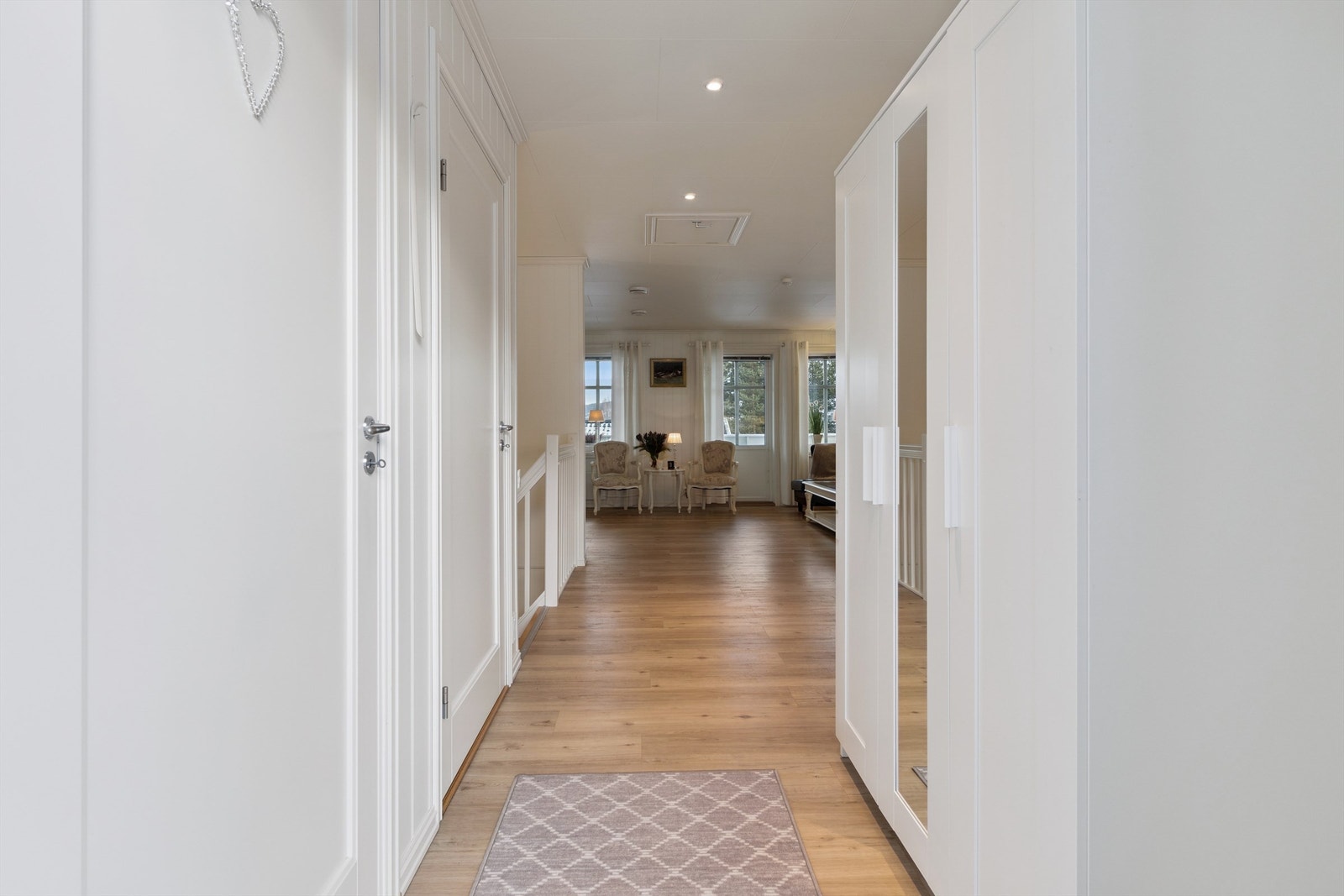 Lys entré med adkomst til bod og toalettrom, og videre inn i boligens sosiale sone. Galleribilde