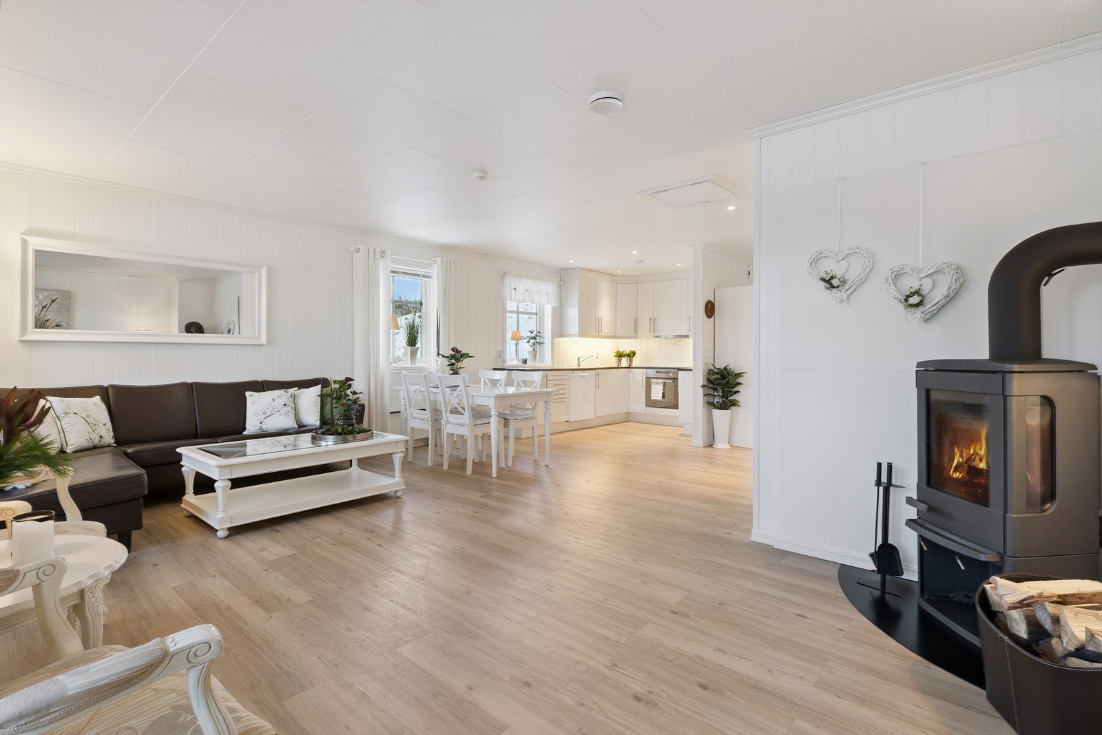 Stuen har god plass til både en romslig sofakrok og en egen spisestuedel. Galleribilde