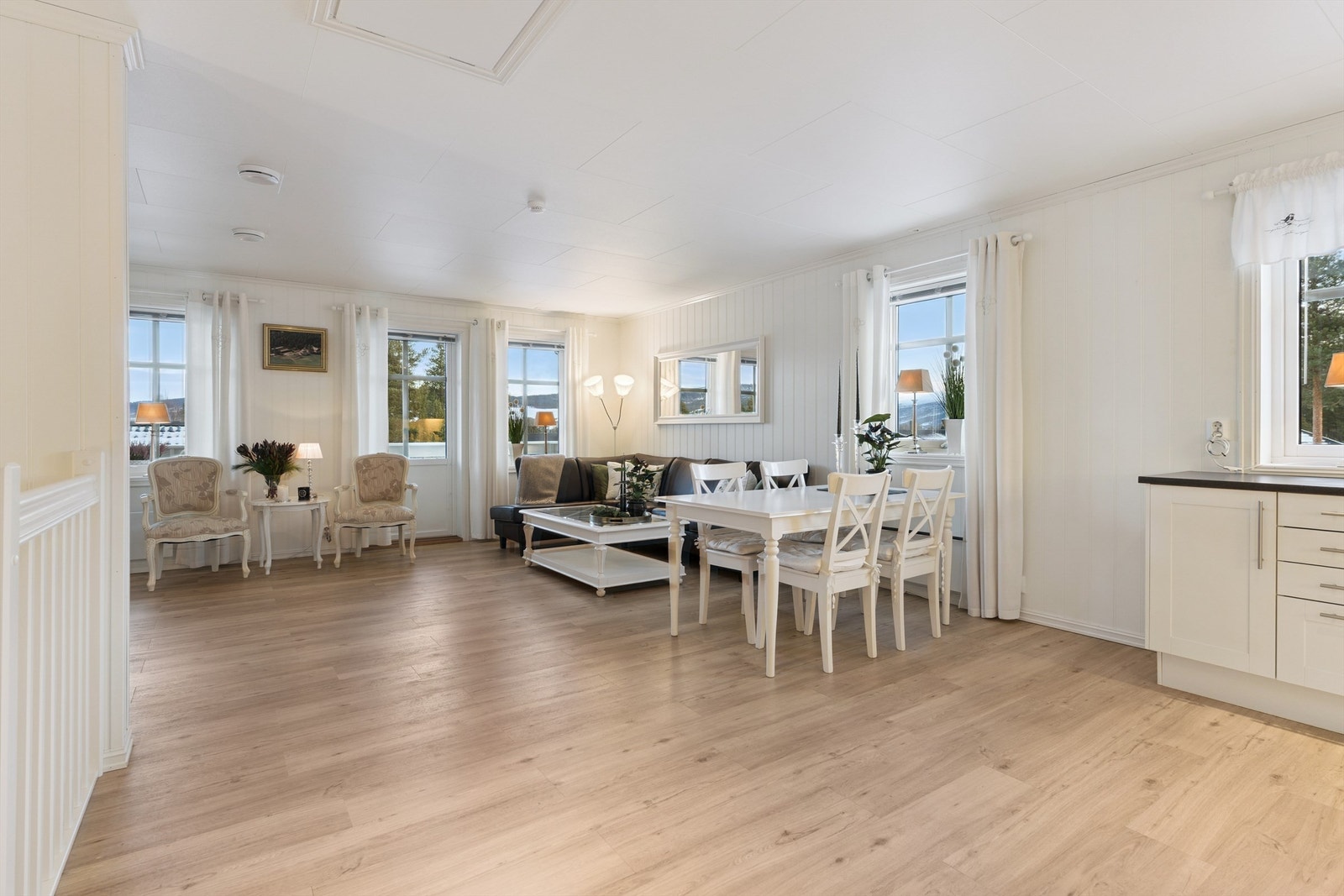 Gjennomgående klikk-vinyl på gulv og malte panelplater på veggene gir et helhetlig inntrykk. Galleribilde