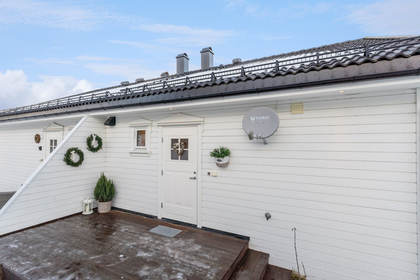 Ved hovedinngangen er det en terrasse med levegg, som gir en lun uteplass. Galleribilde