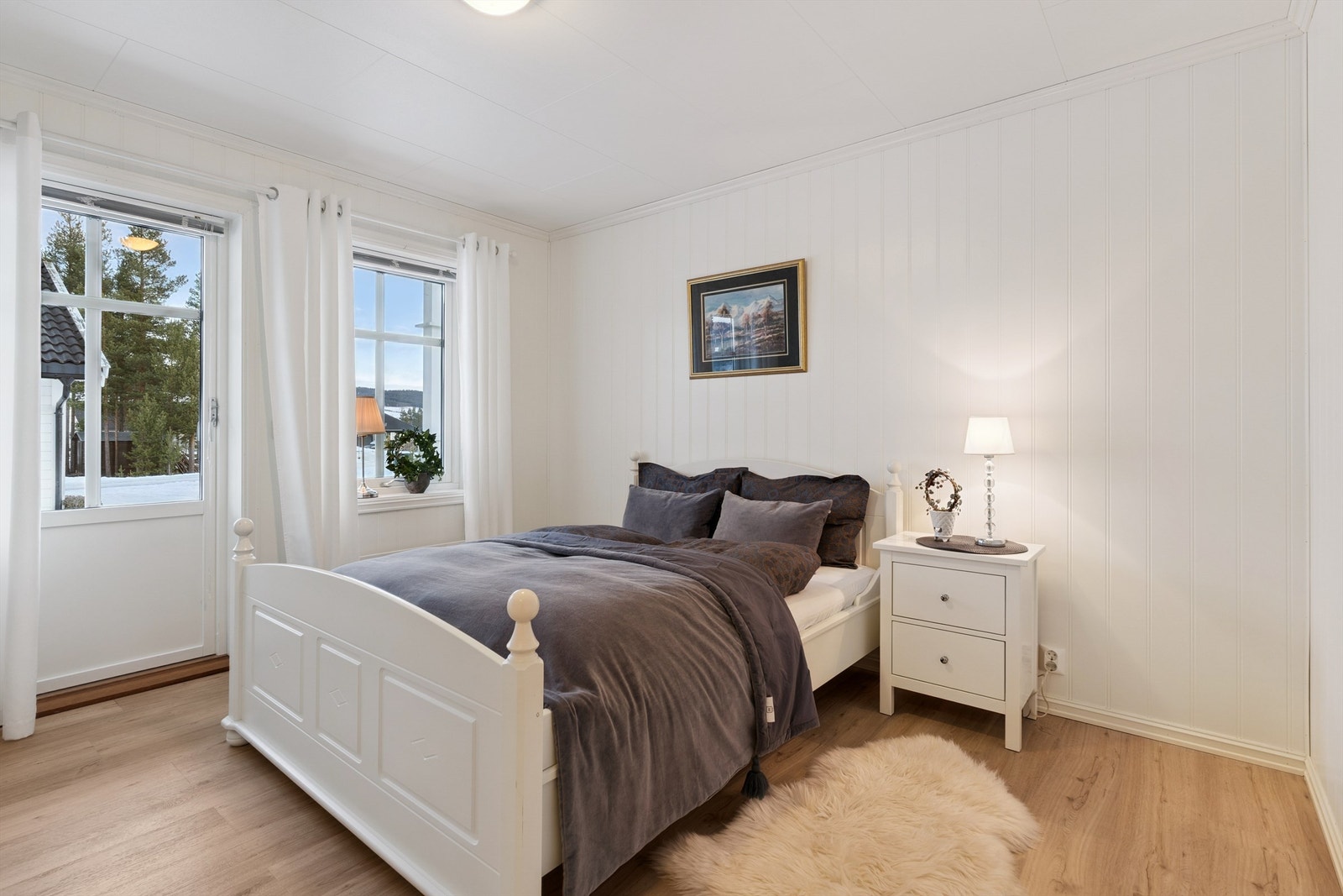 Fra det ene soverommet er det direkte utgang til en markterrasse på 9 m². Galleribilde