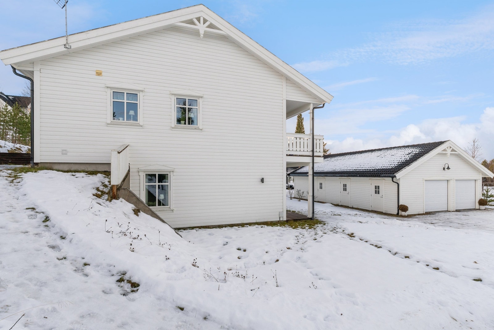 Boligen disponerer garasjerom og bod i felles garasjebygg på totalt 44 m². Galleribilde