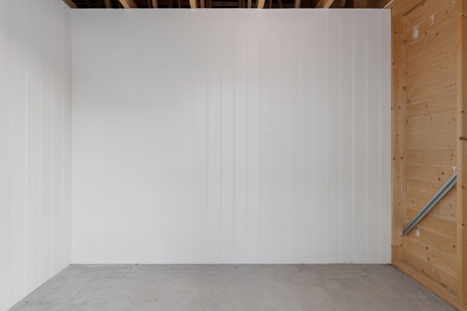 I bakkant av garasjen er det to praktiske boder for ekstra lagring. Galleribilde