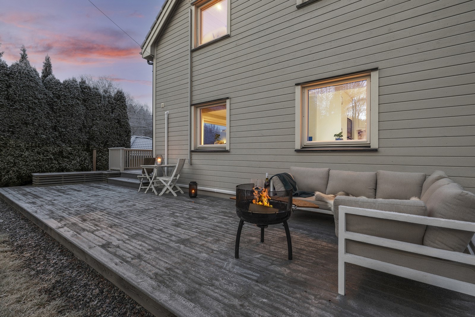 Tomten er opparbeidet med plen og diverse beplantning, skjermet av hekk. Galleribilde