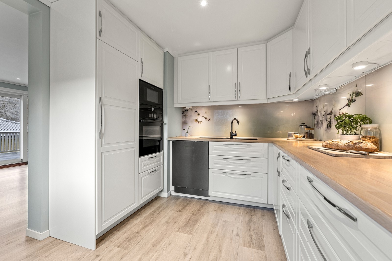 Benkeplate i heltre og belysning under overskap. Galleribilde