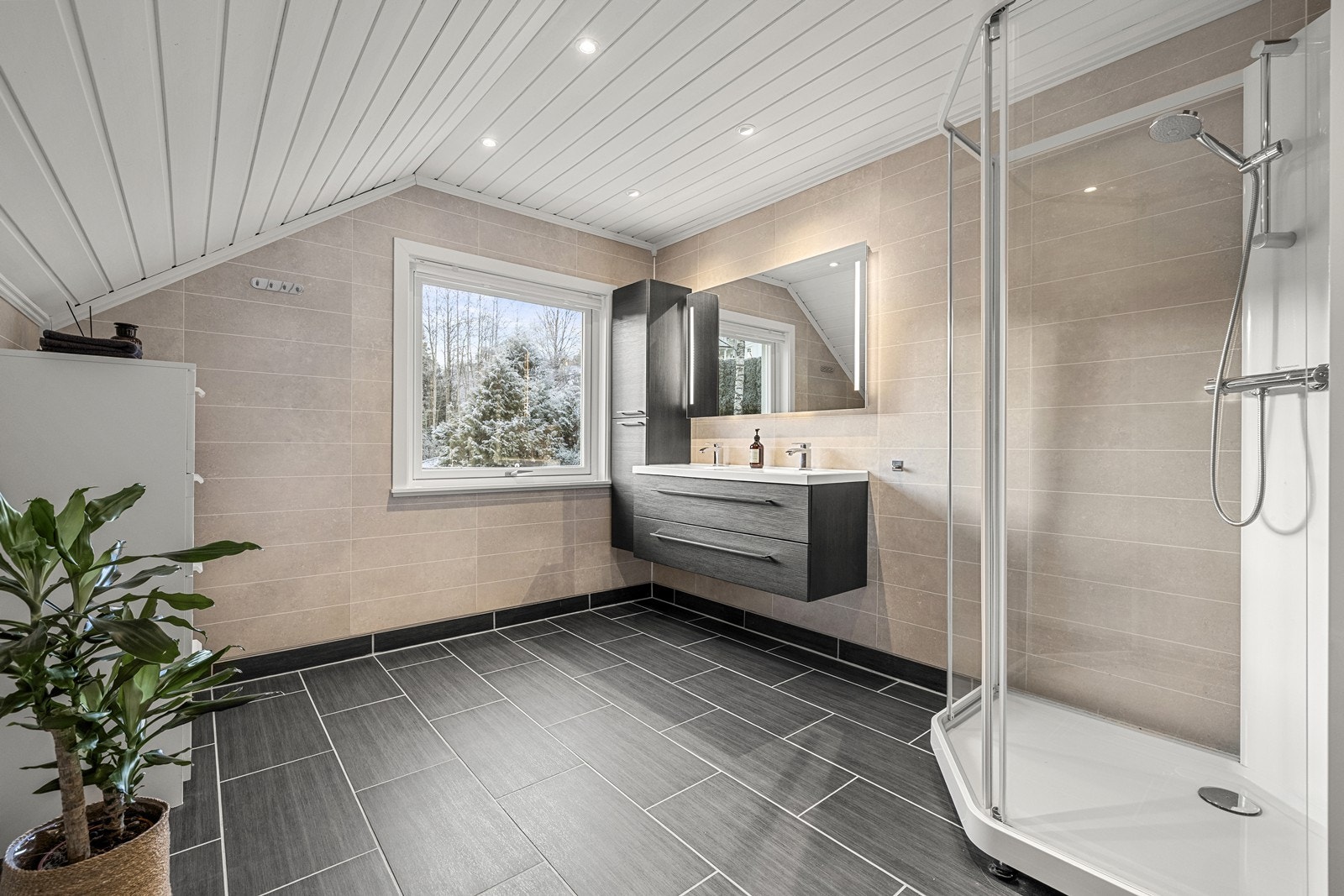 Det romslige badet ble pusset opp i 2014. Galleribilde