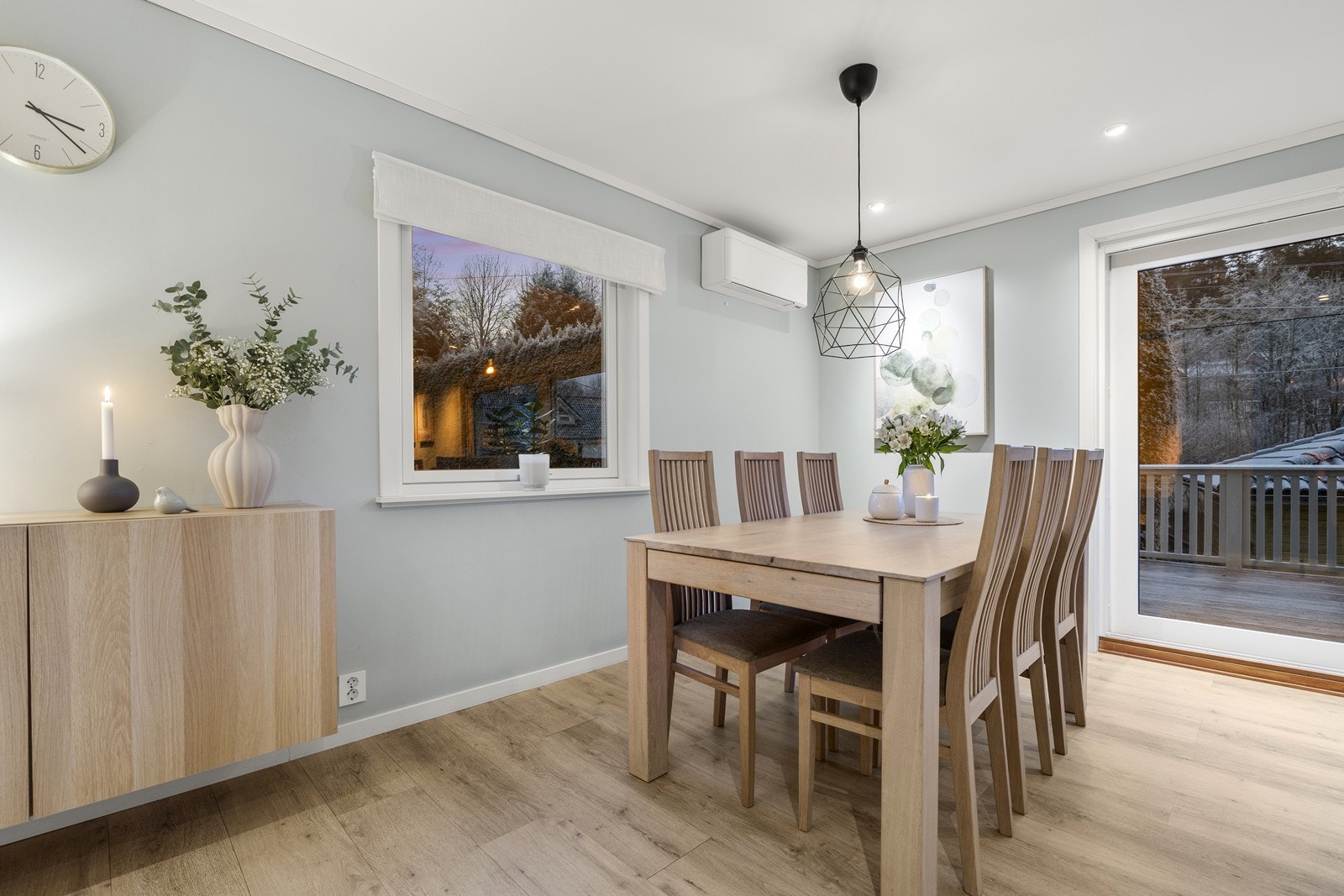 Spisestue med behagelige fargetoner. Galleribilde