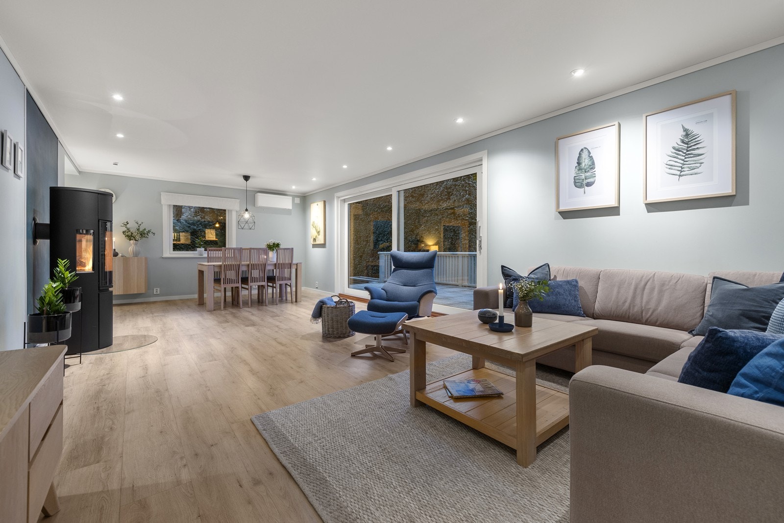 Skjermet stue uten innsyn fra naboer og forbipasserende. Galleribilde