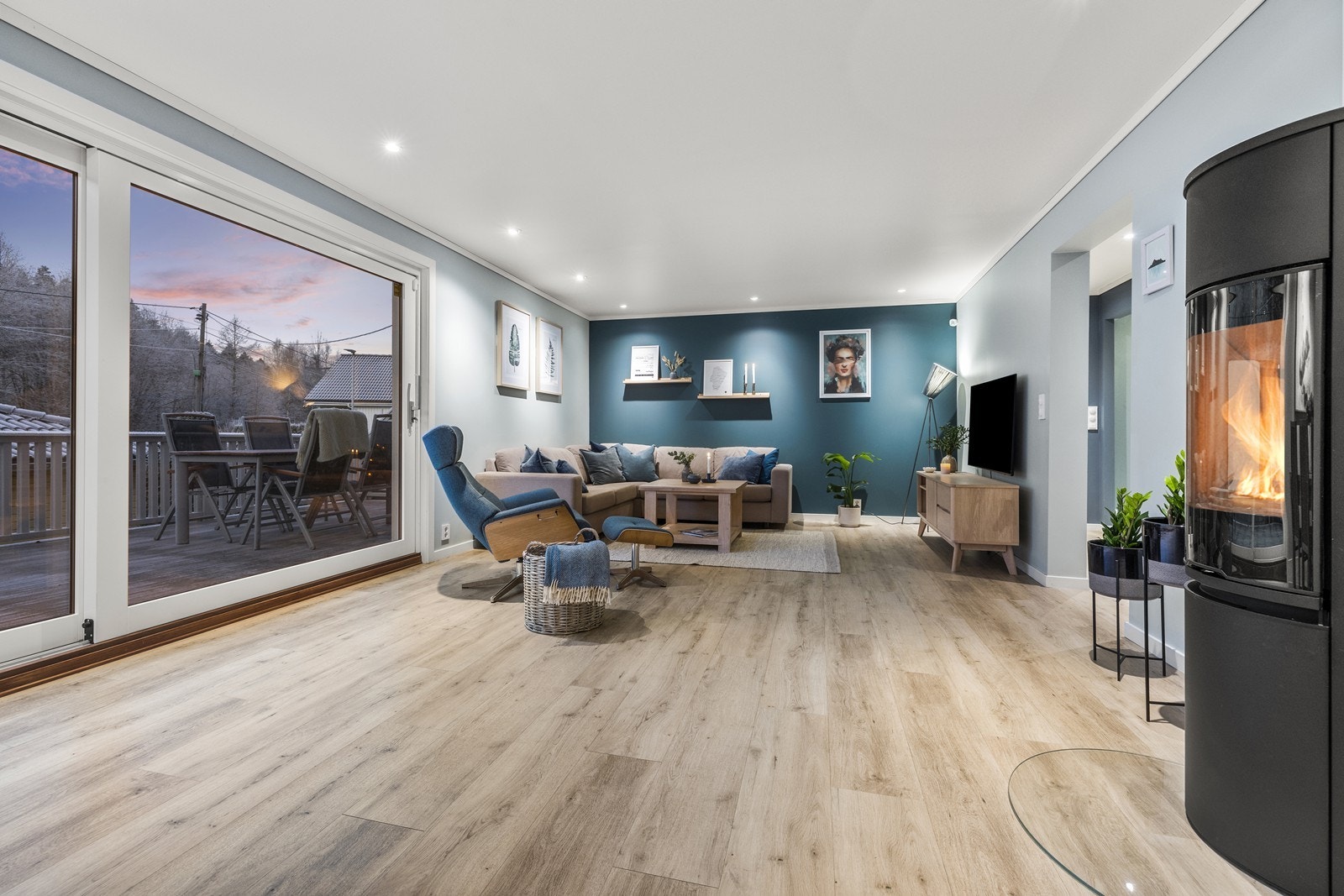 Stuen er et lyst og romslig samlingspunkt, oppgradert i 2019. Galleribilde