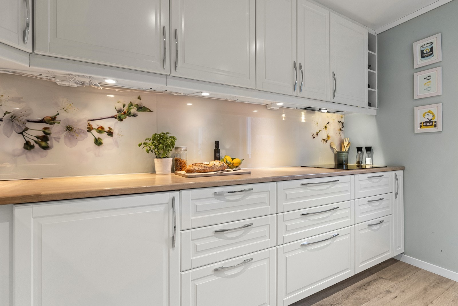 Utformingen er praktisk og gir rikelig med skap- og benkeplass. Galleribilde