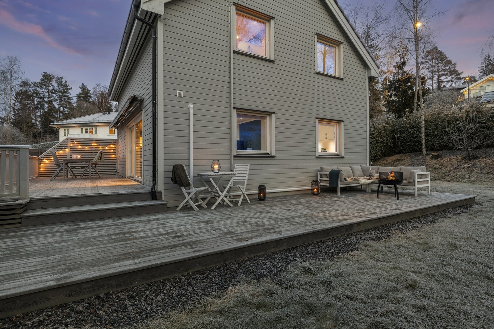 Stor platting på bakkeplan, med god plass for utemøbler. Galleribilde