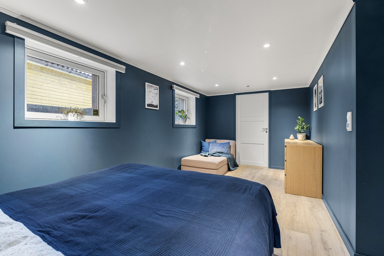 Det største av rommene er blåmalt med downlights i tak og innredet med dobbeltseng og kommode. Galleribilde