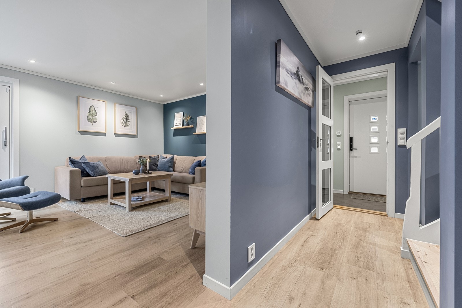 Hyggelig entré som gir et godt førsteinntrykk av boligen. Galleribilde