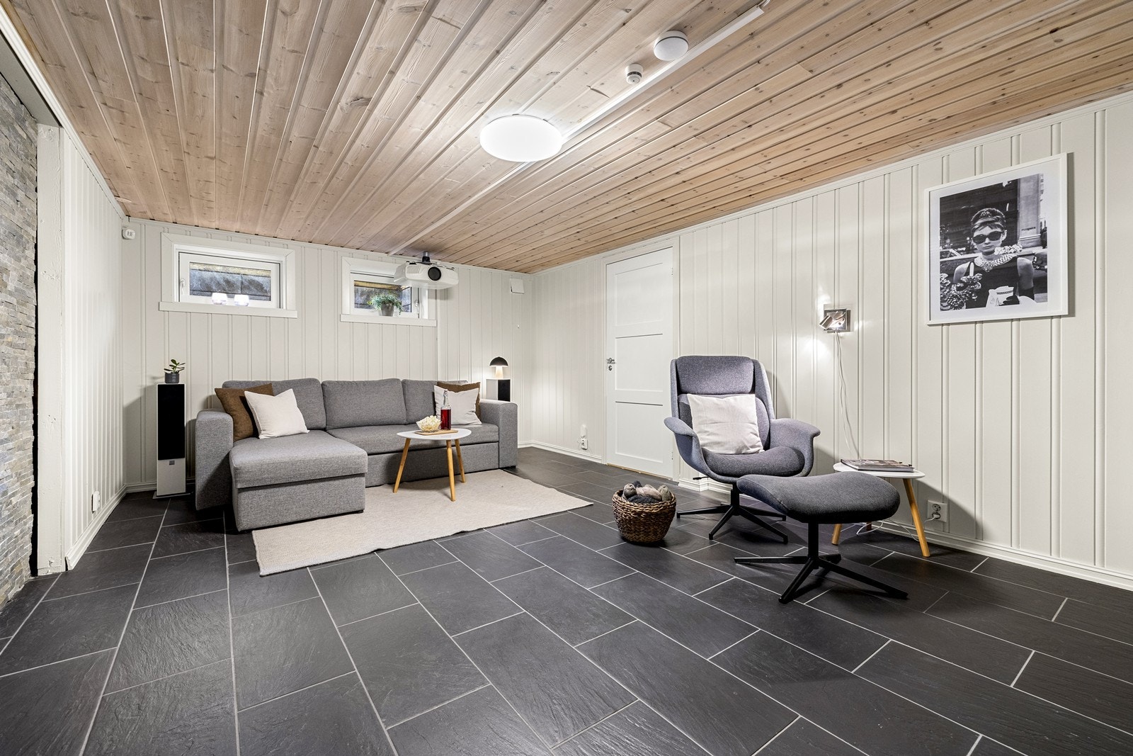 Anvendelig kjellerstue av god størrelse. Galleribilde