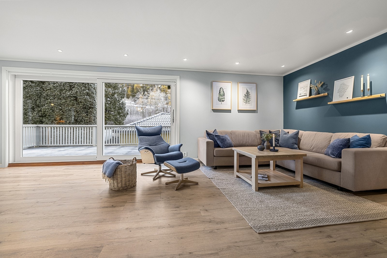 En stor skyvedør åpner opp mot terrassen og denne visker ut skillet mellom inne og ute. Galleribilde