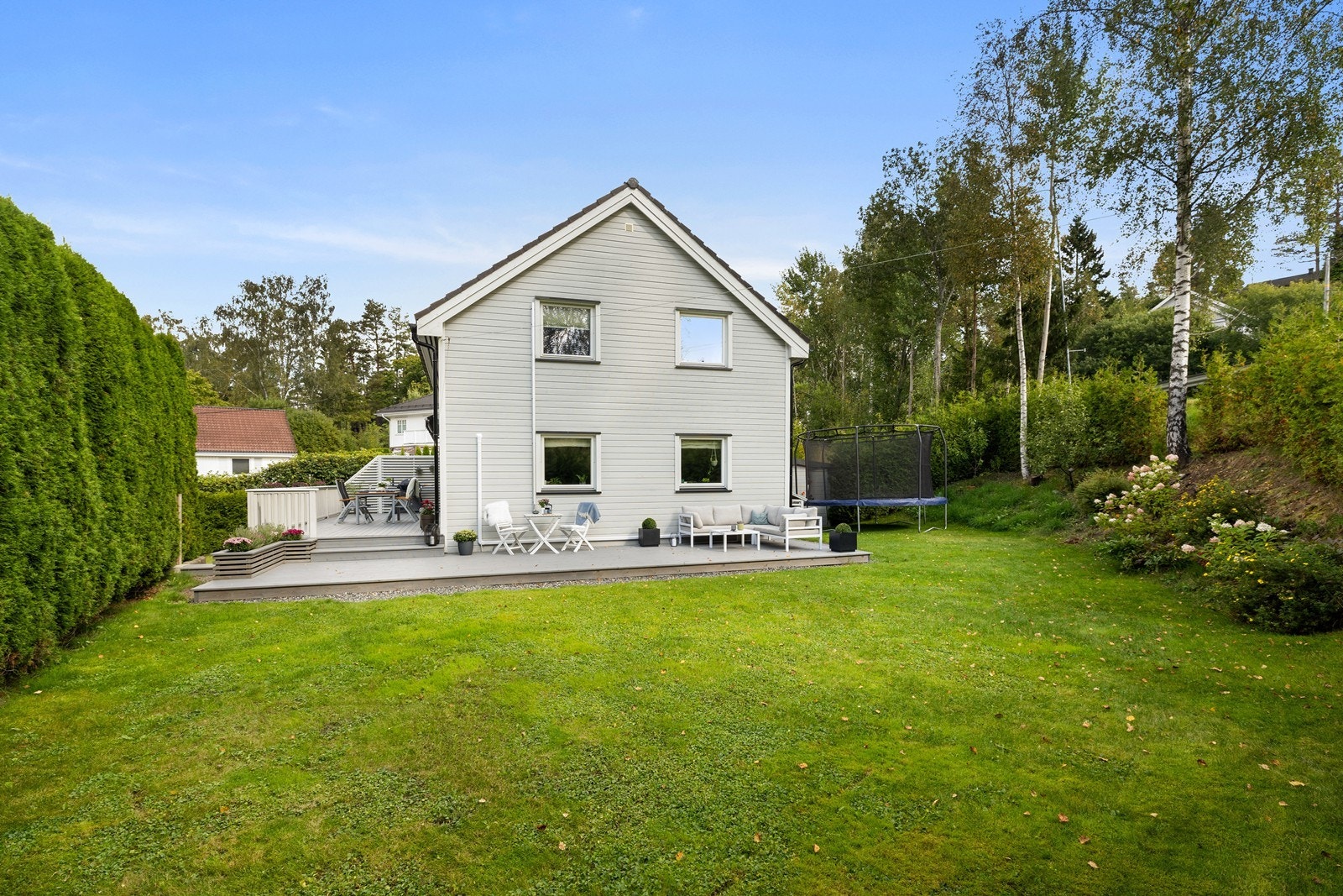 Uteområdet med plen og beplantning. Galleribilde