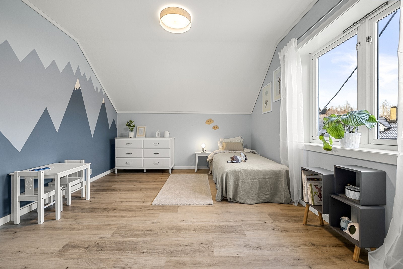 Det andre soverommet ble oppgradert i 2019 og er benyttet som barnerom med fine veggmotiver. Galleribilde