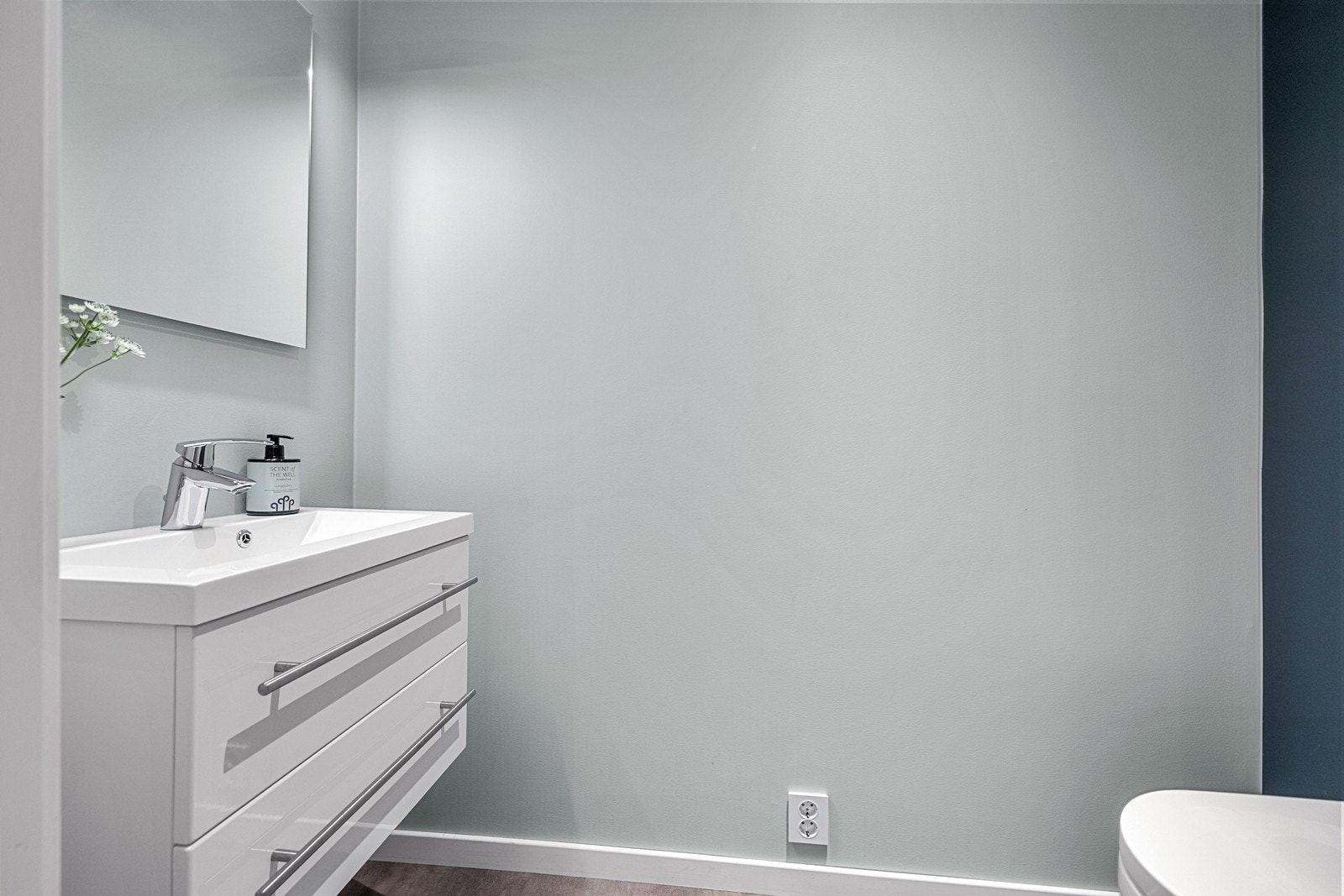 Toalettrom med belegg på gulv og varmekabler. Rommet er utstyrt med vegghengt toalett og servant med skuffer. Galleribilde