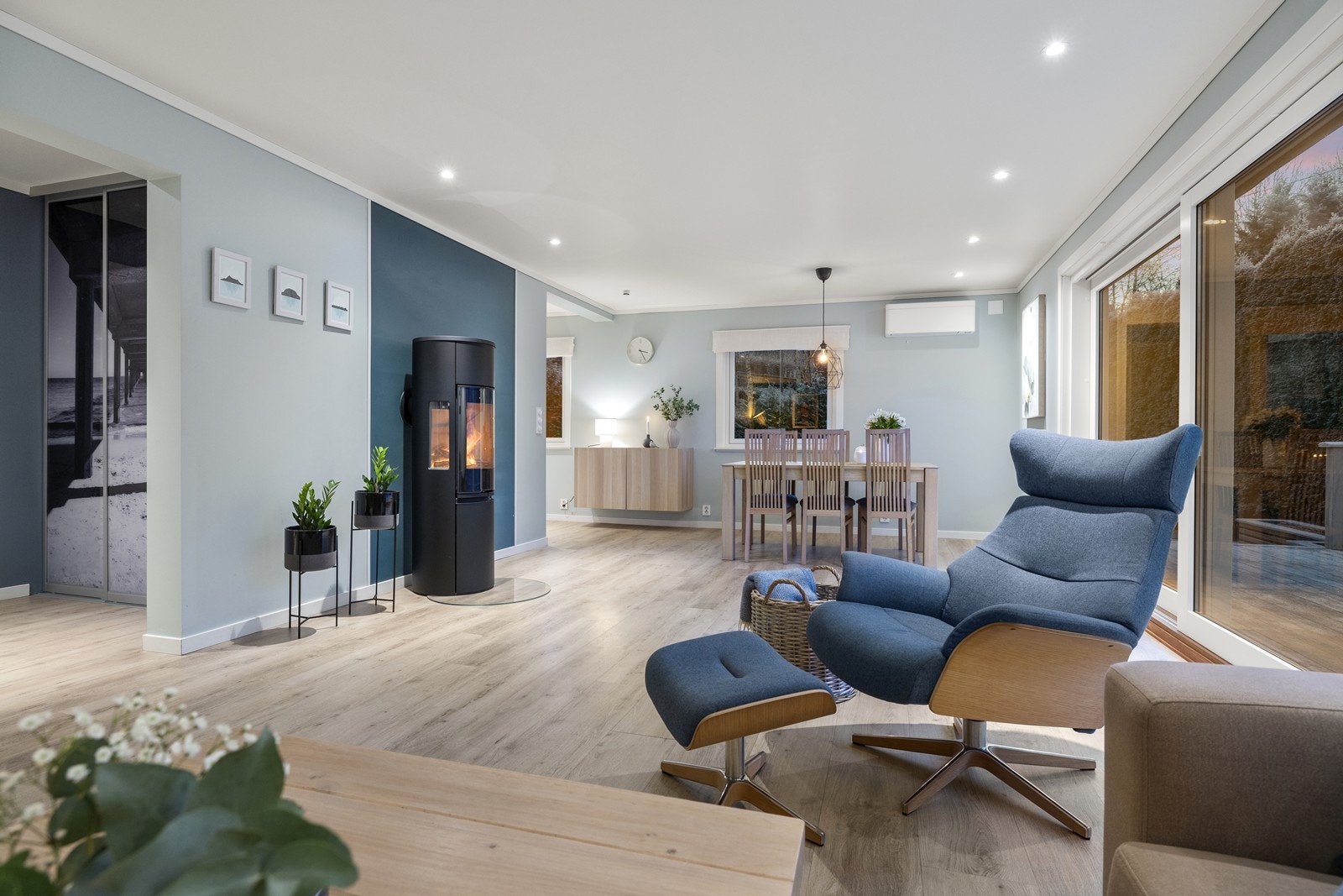 Her kan det møbleres på mange forskjellige måter og det er stor plass til både sofagruppe og spisestue. Galleribilde