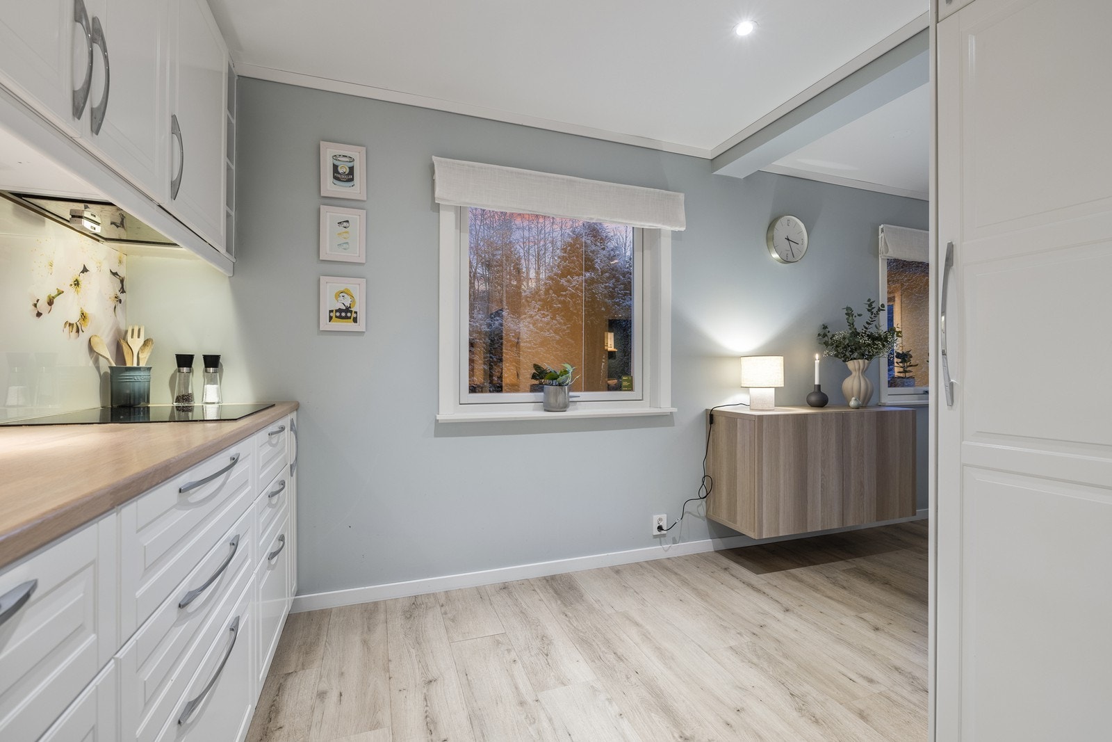 Detaljer som takhøye overskap og vinhylle. Galleribilde