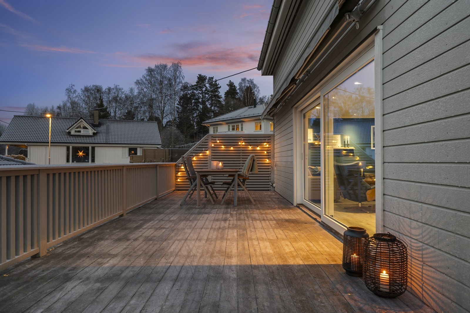 Verandaen utenfor stuen har en levegg på kortsiden som gir skjerming. Galleribilde