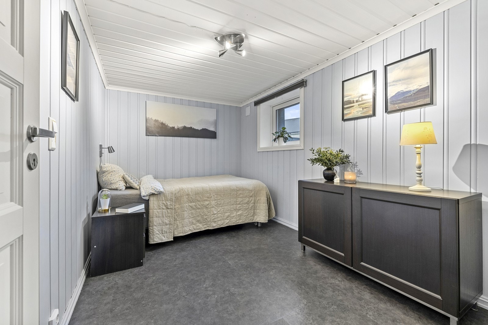 Soverom II er benyttet som gjesterom med belegg på gulv og panelte overflater. Galleribilde