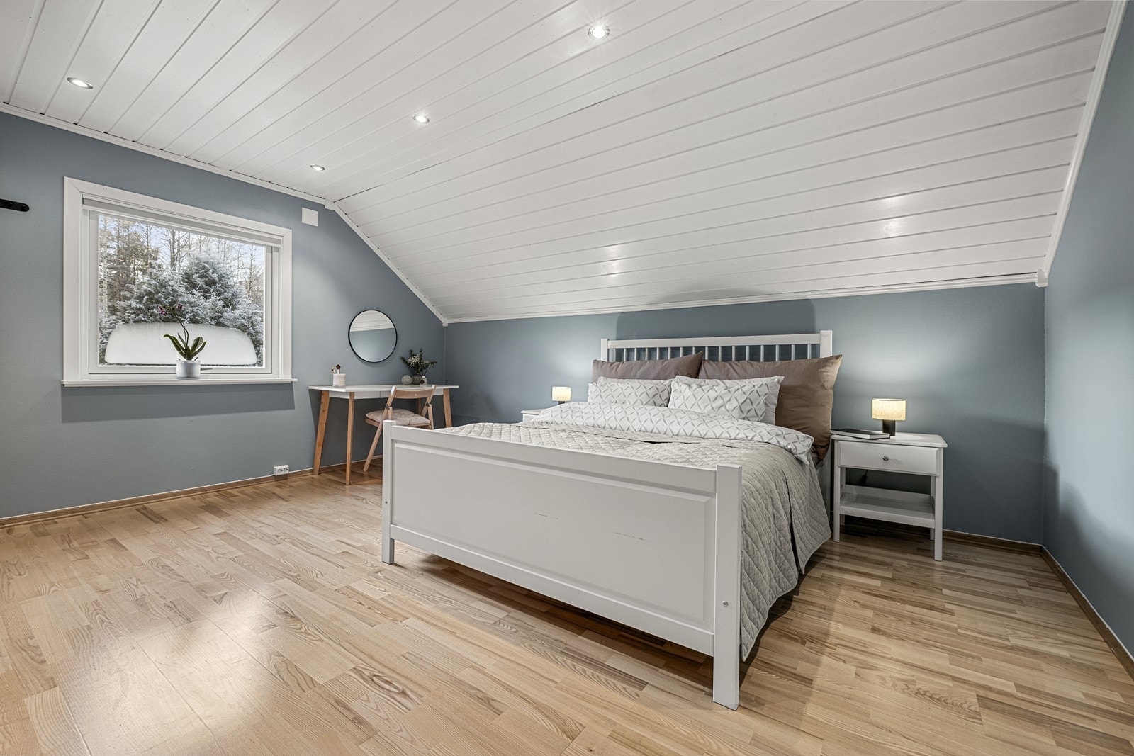 To lyse soverom som begge framstår innbydende med mye gulvplass. Galleribilde