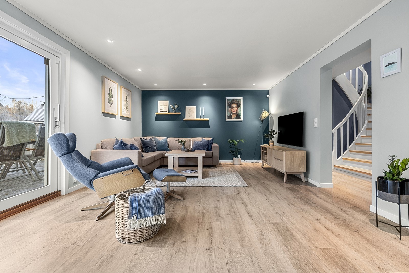 Stue med tilgang til trapperom. Galleribilde