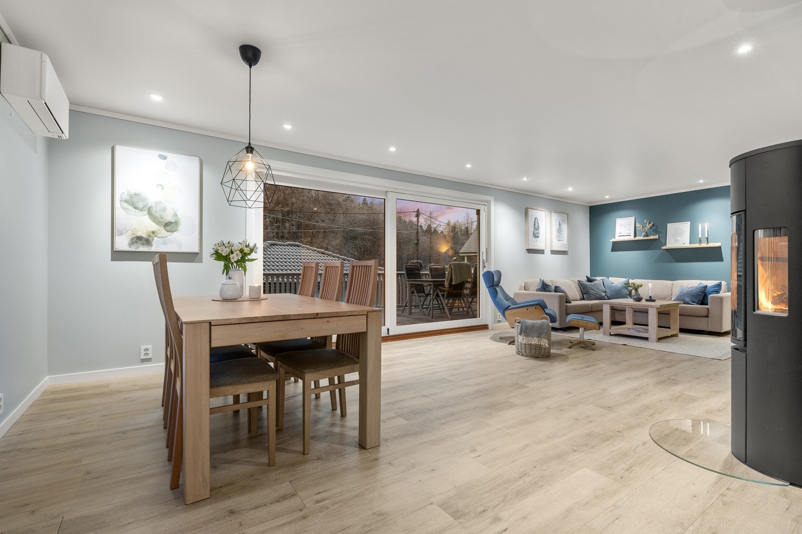 I kombinasjon med kjøkken oppleves rommet sosialt med plass til mange gjester. Galleribilde