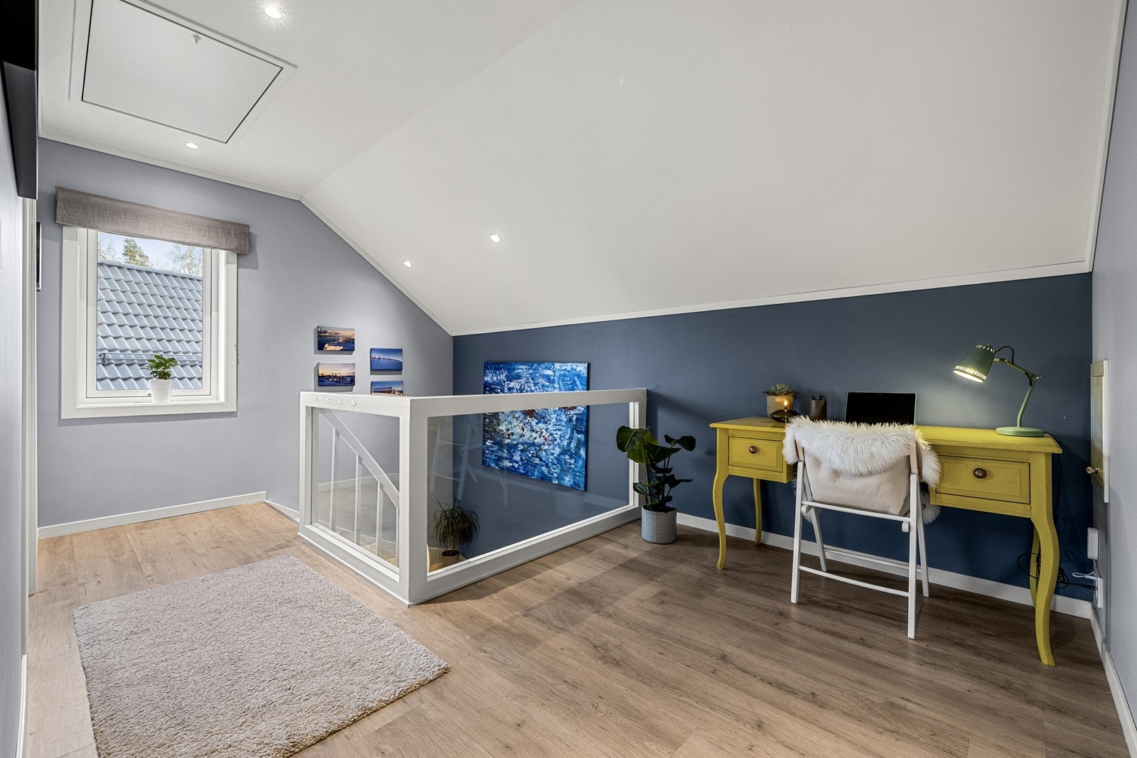 Gangarealet binder rommene sammen og har plass til skrivebord eller en hyggelig lesekrok. Galleribilde