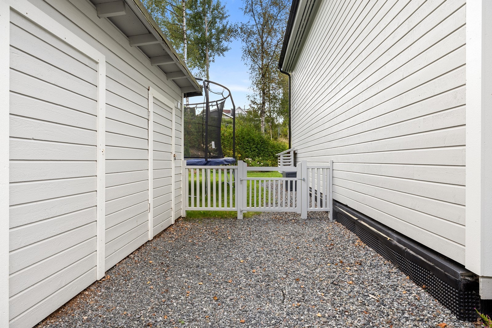 Praktisk utebod med plass til utemøbler, gressklipper og ved. Galleribilde