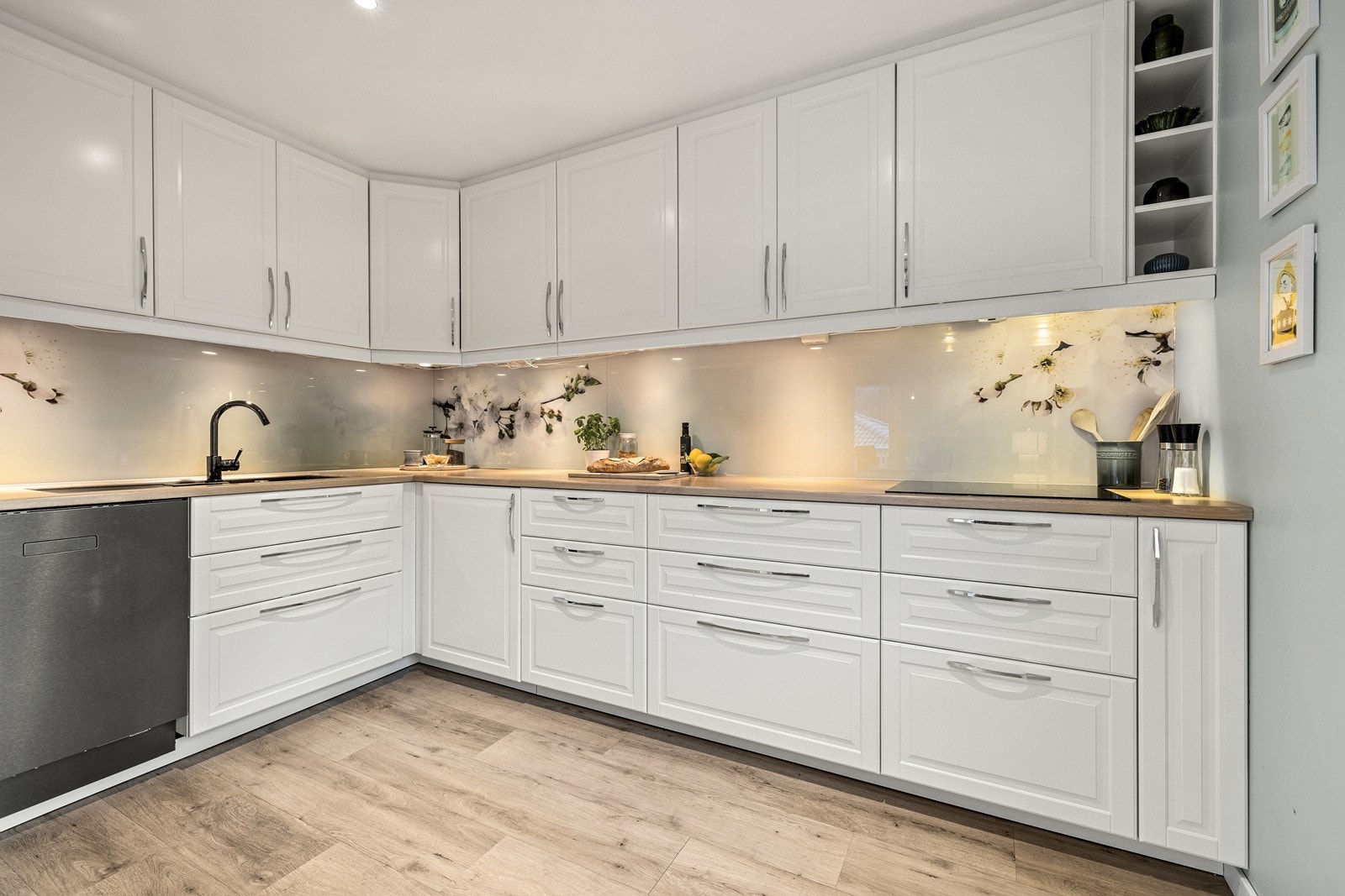 Alle hvitevarer er integrerte og inkluderer stekeovn, mikrobølgeovn, platetopp, oppvaskmaskin og kjøleskap. Galleribilde