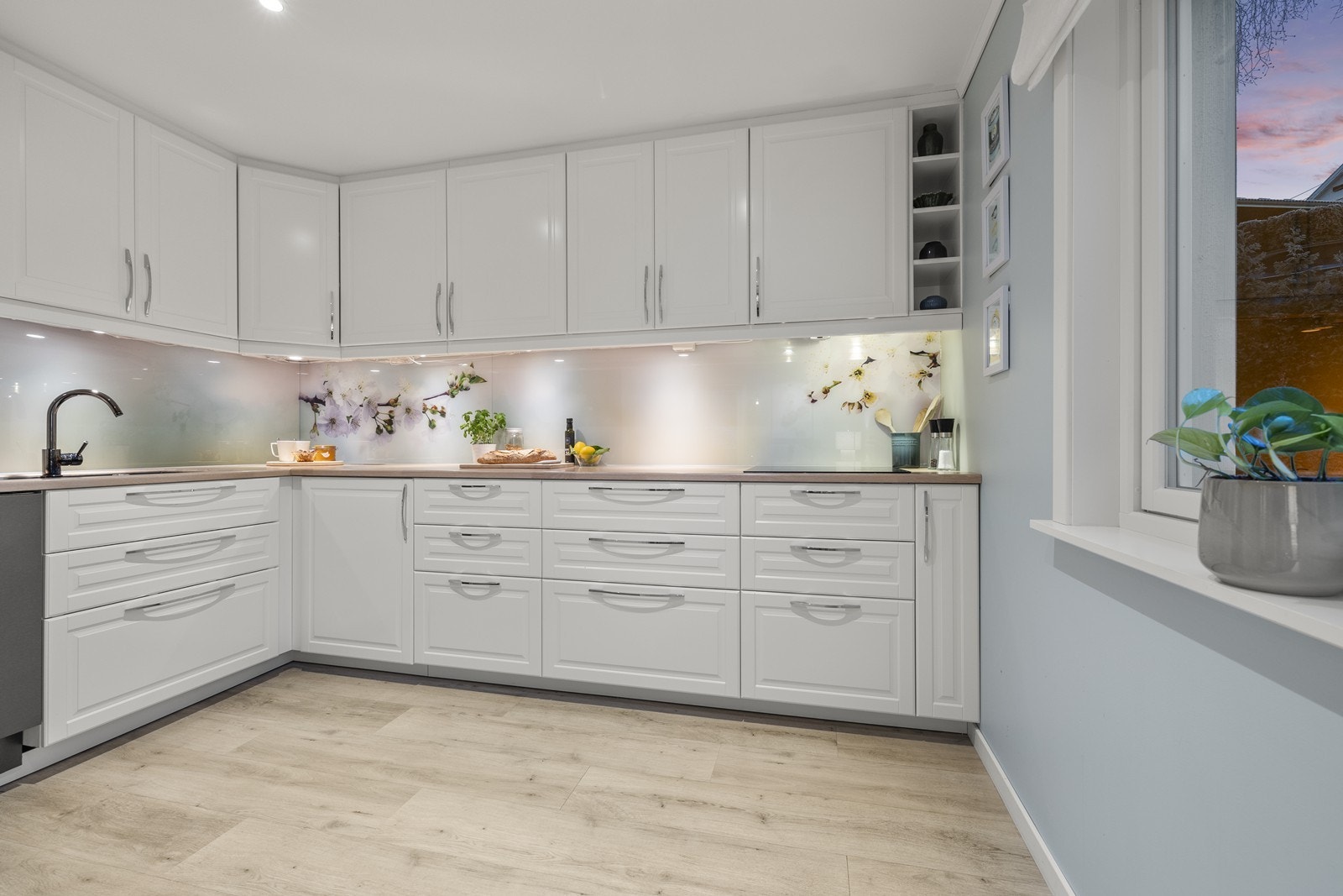 Kjøkkenet ble renovert i 2019 med en moderne IKEA-innredning som passer fint til rommet. Galleribilde