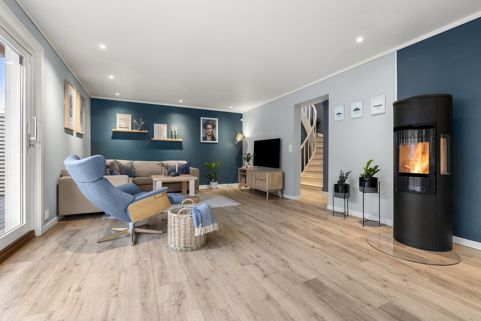 En moderne Contura vedovn fra 2019 gir både varme og hygge, supplert av en effektiv Daikin varmepumpe fra samme år. Galleribilde