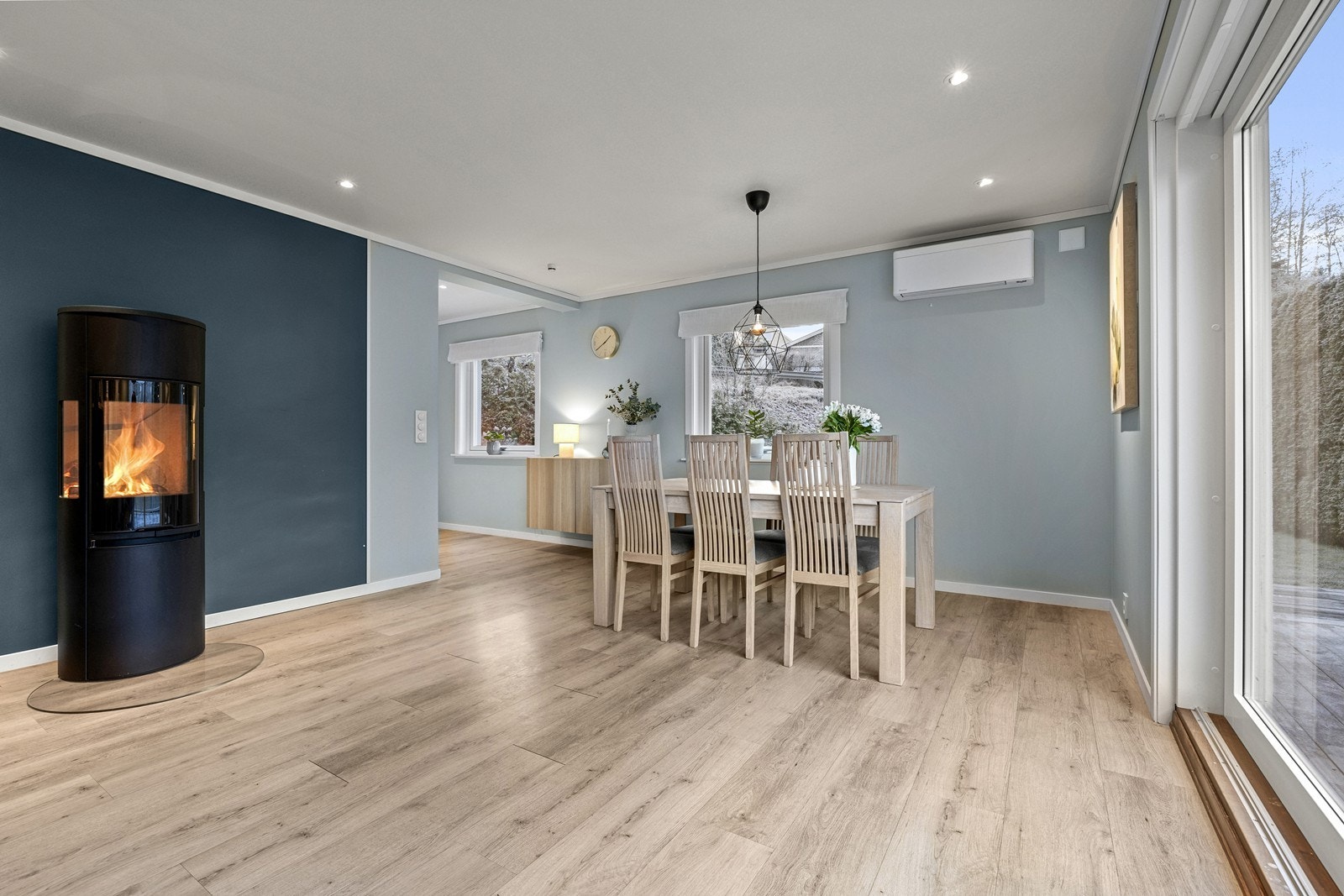 Kjøkkenet har åpen løsning mot stue med naturlig plass for spisebord, hvor venner og familie kan samles. Galleribilde